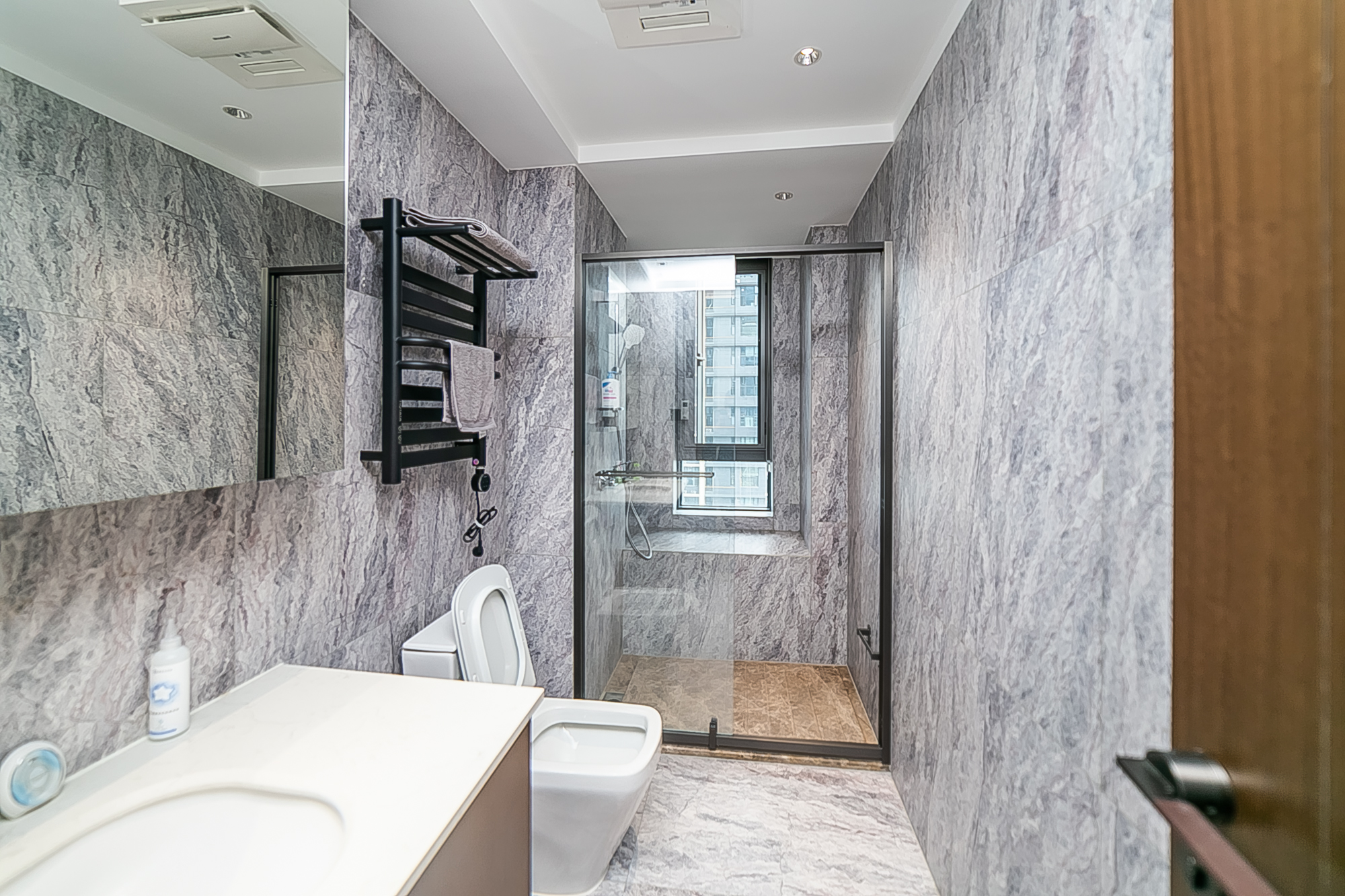 万科紫台  4室2厅2卫    620.0万卫生间