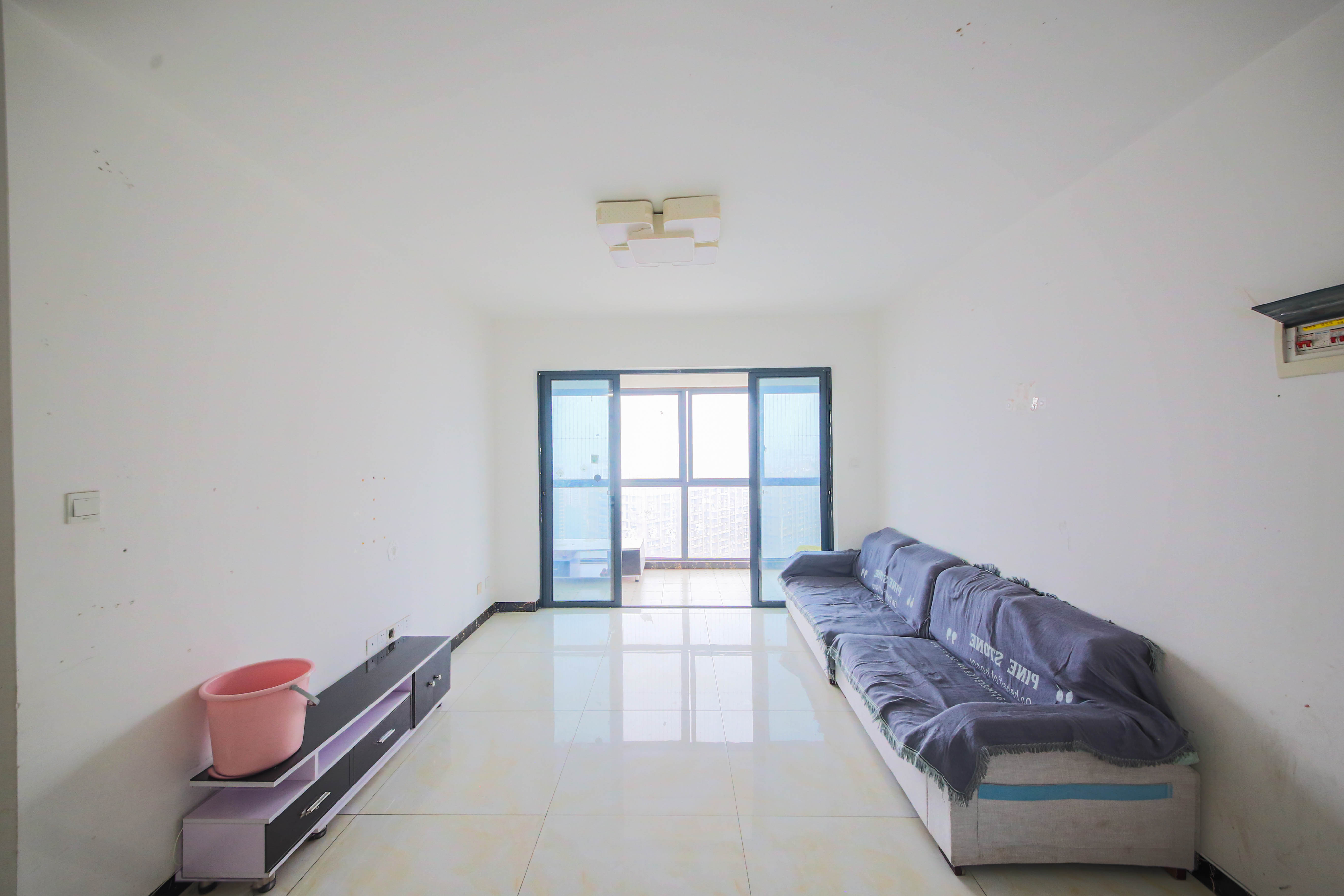 丽水熙园 3室2厅2卫 99.8万 丽水熙园 3室2厅2卫 99.8万客厅