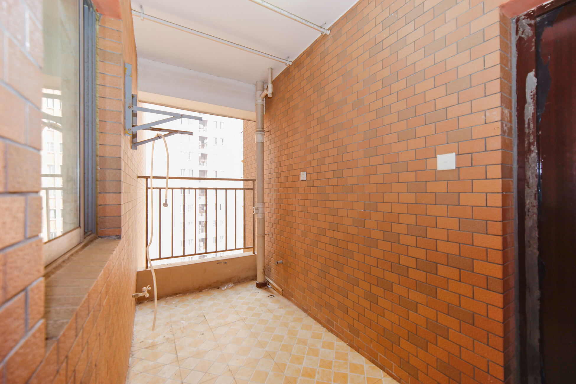 上海城小区 3室2厅1卫 80.0万 上海城小区 3室2厅1卫 80.0万阳台