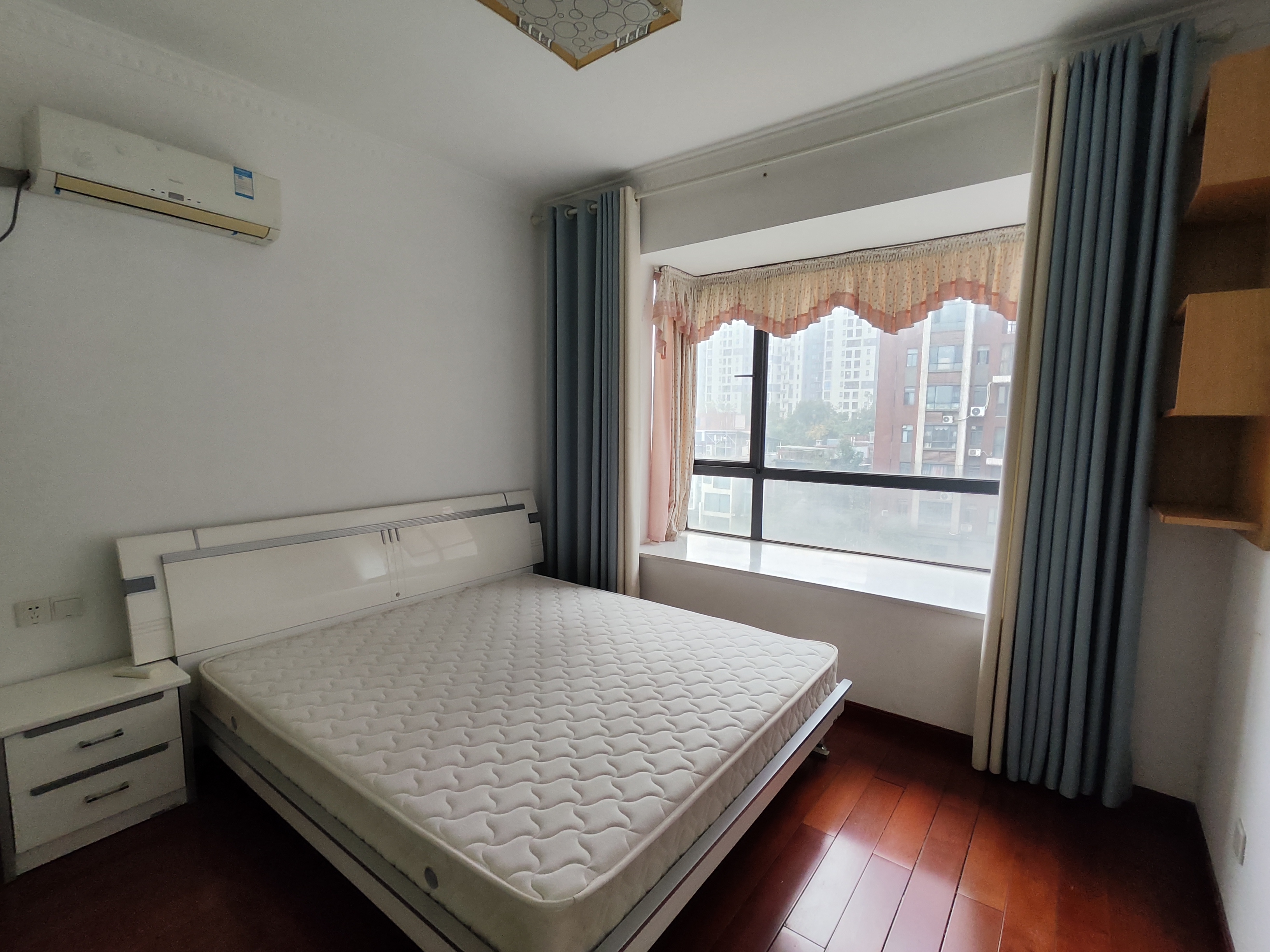 会龙山溪谷(住宅) 2室2厅1卫 1600.0元/月 会龙山溪谷(住宅) 2室2厅1卫 1600.0元/月室内图