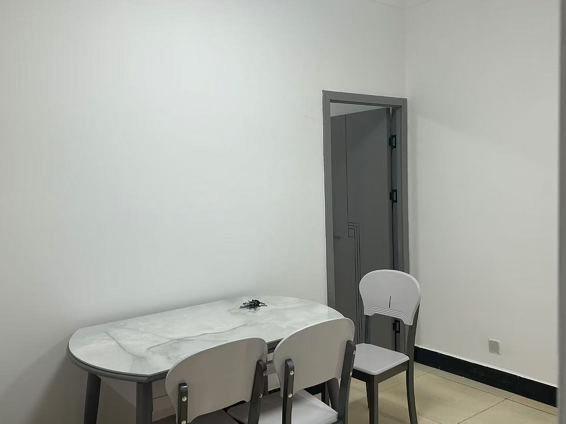 高岭小区  3室2厅2卫   2350.00元/月室内图