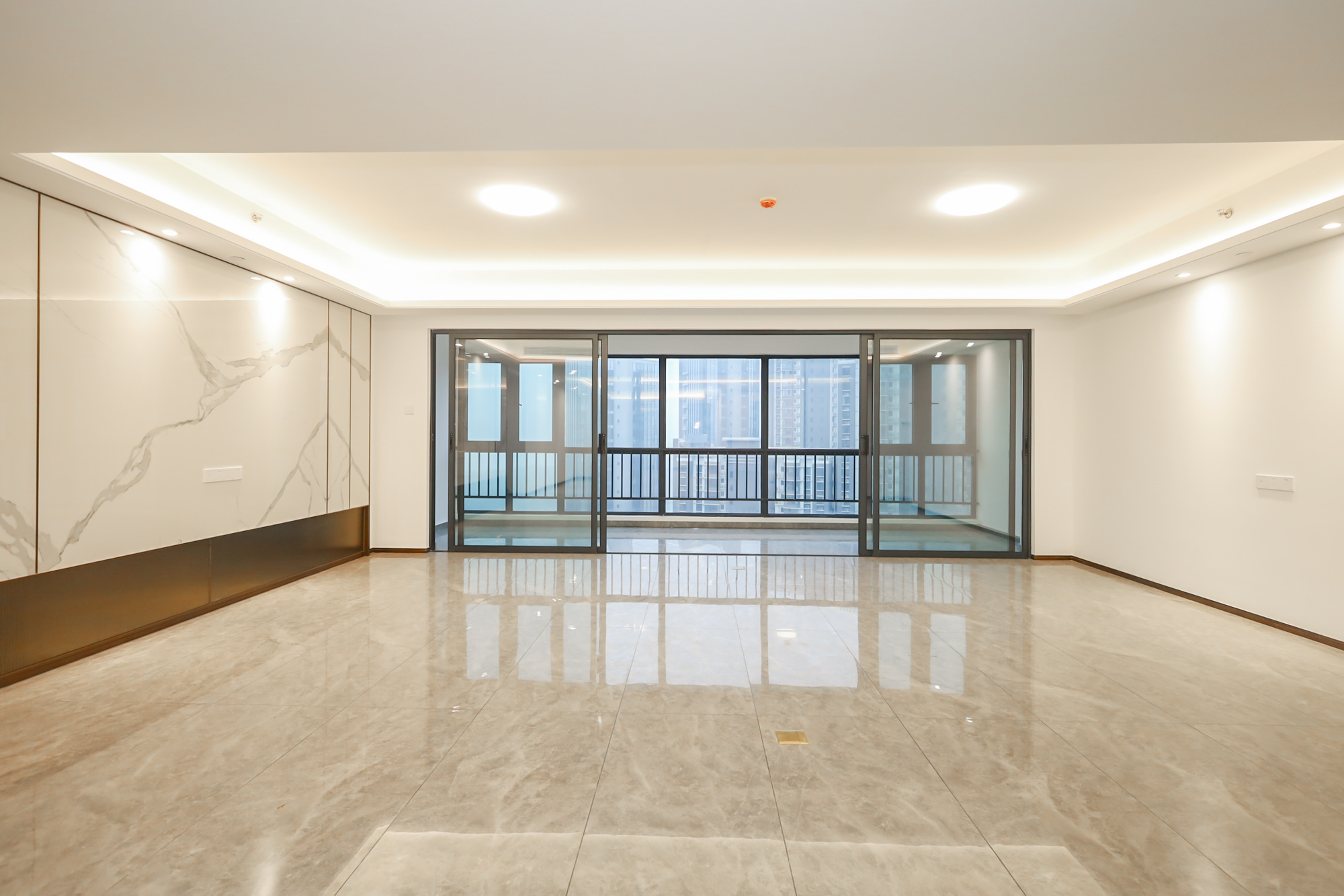 滨江府1913 4室2厅3卫 440.0万 滨江府1913 4室2厅3卫 440.0万客厅