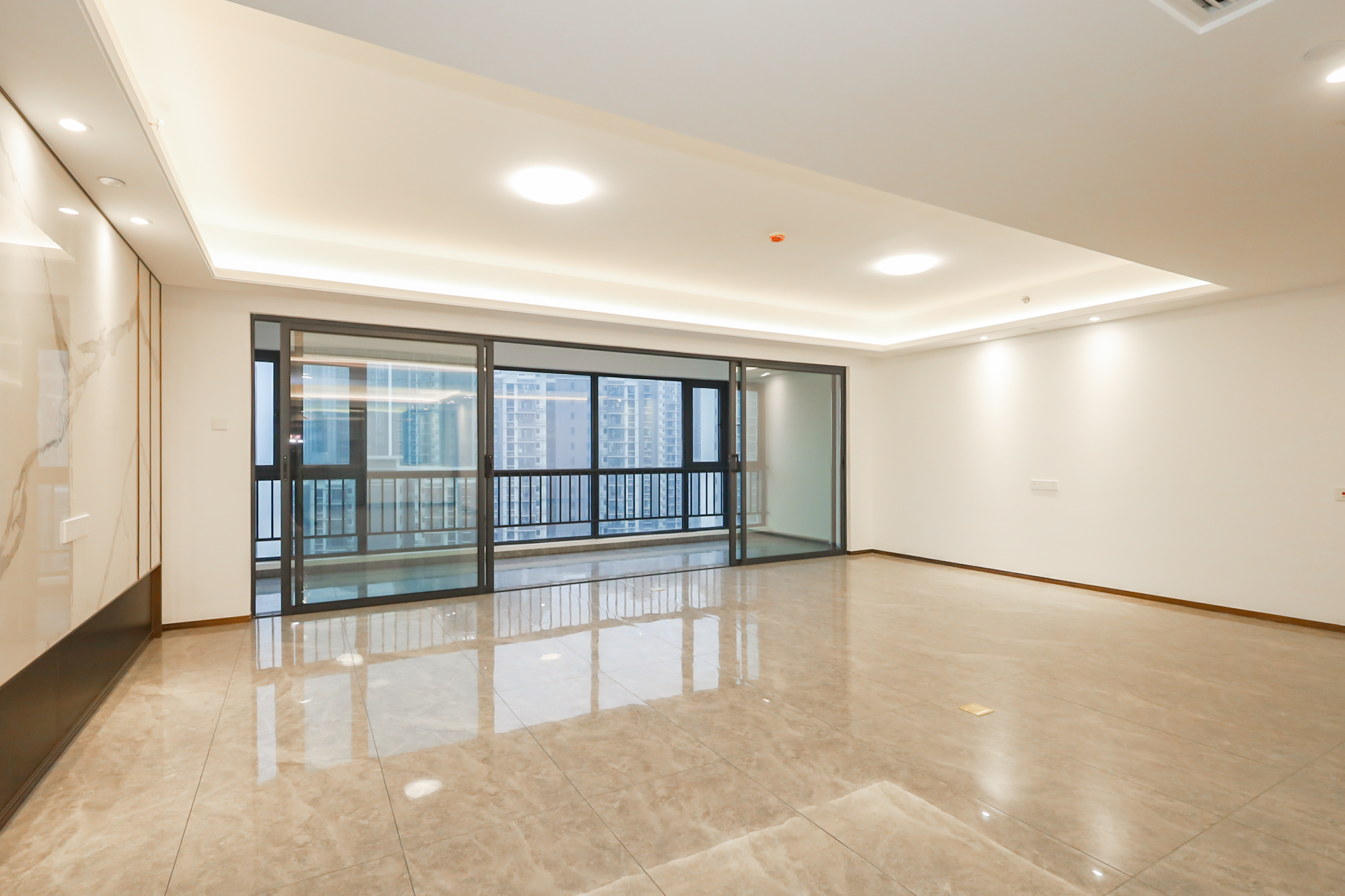 滨江府1913 4室2厅3卫 440.0万 滨江府1913 4室2厅3卫 440.0万客厅