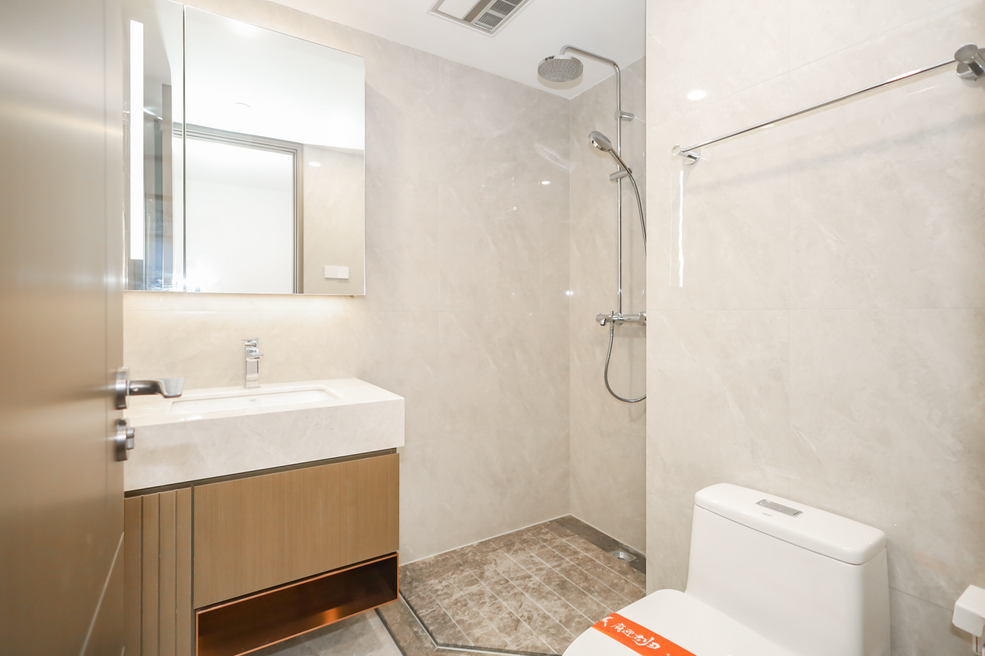 滨江府1913 4室2厅3卫 440.0万 滨江府1913 4室2厅3卫 440.0万卫生间