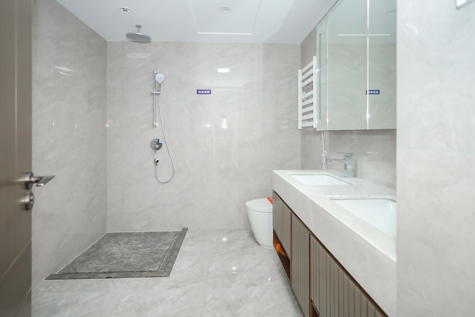 滨江府1913 4室2厅3卫 440.0万 滨江府1913 4室2厅3卫 440.0万卫生间