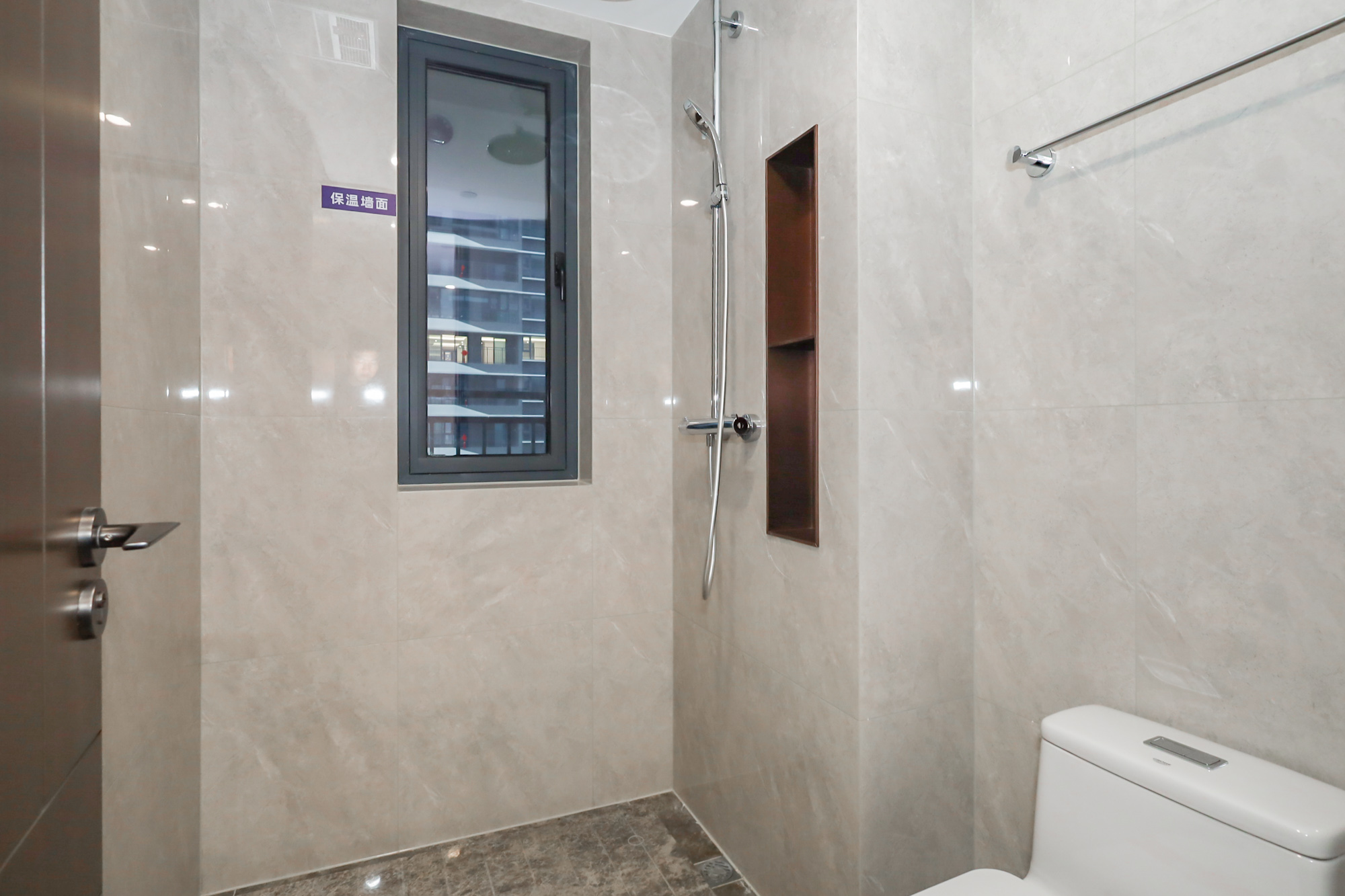 滨江府1913 4室2厅3卫 440.0万 滨江府1913 4室2厅3卫 440.0万卫生间