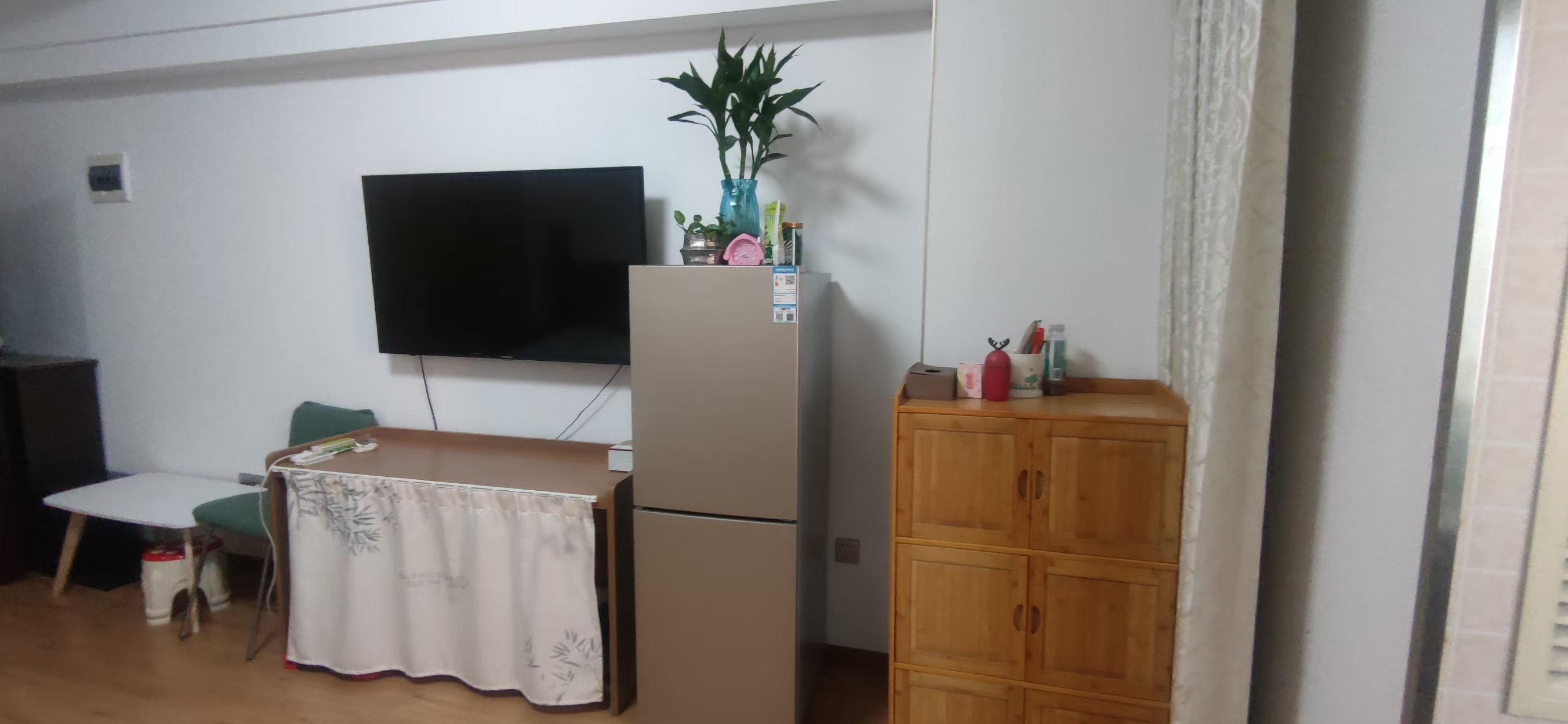 中央商业广场 1室1厅1卫 1300.0元/月 中央商业广场 1室1厅1卫 1300.0元/月室内图