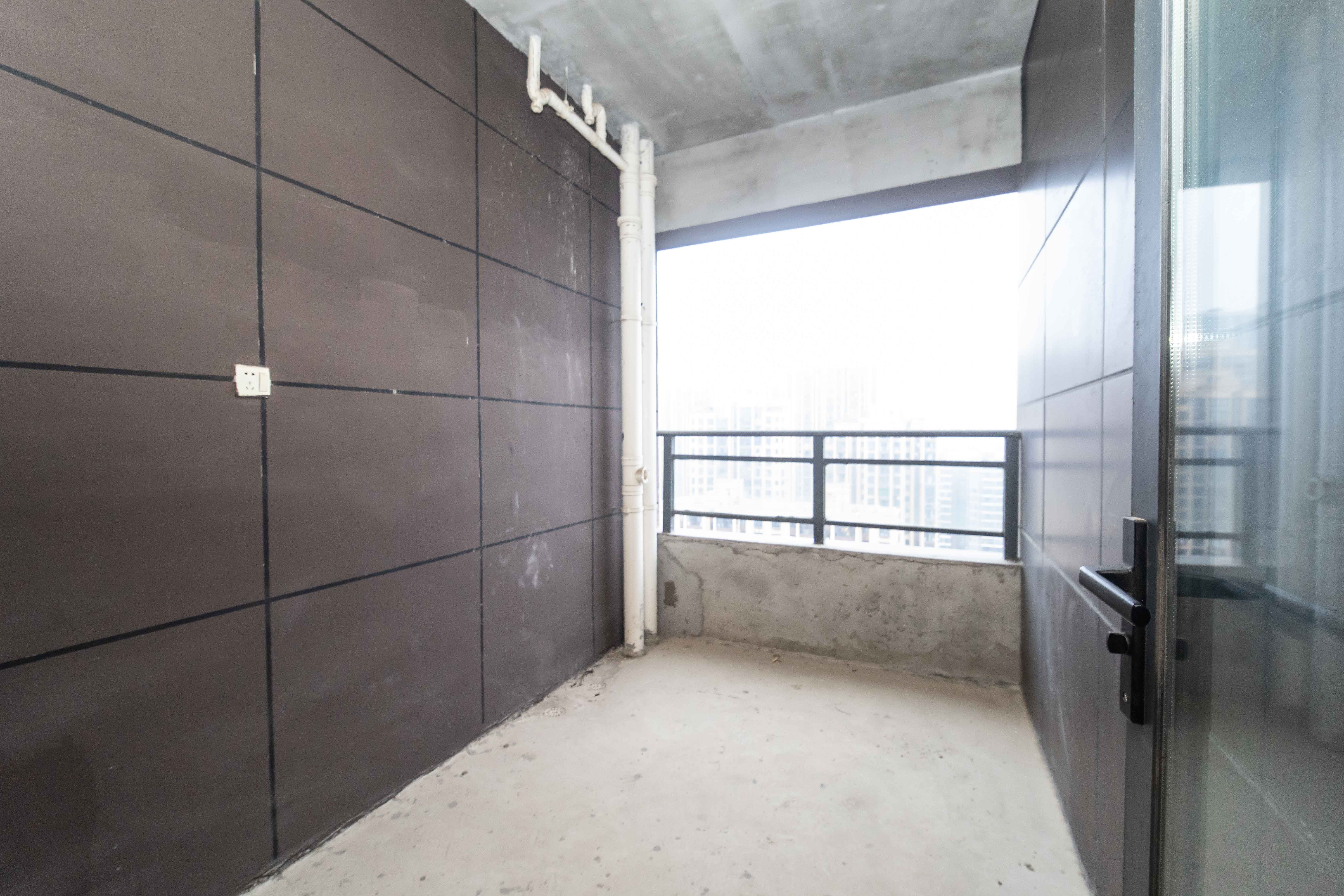 宝能公馆(美联天骄城五期) 4室2厅2卫 180.0万 宝能公馆(美联天骄城五期) 4室2厅2卫 180.0万阳台