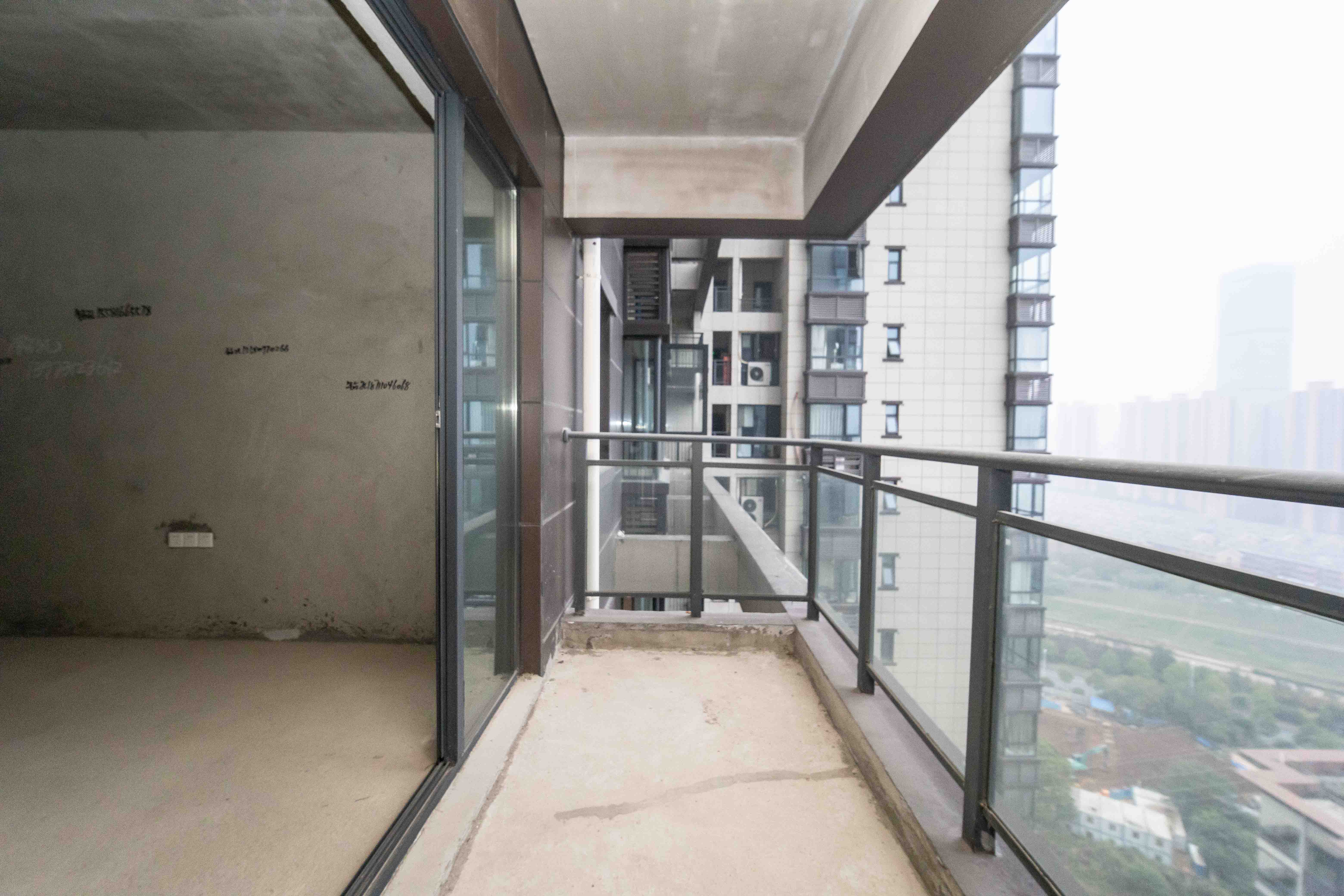 宝能公馆(美联天骄城五期) 4室2厅2卫 180.0万 宝能公馆(美联天骄城五期) 4室2厅2卫 180.0万阳台