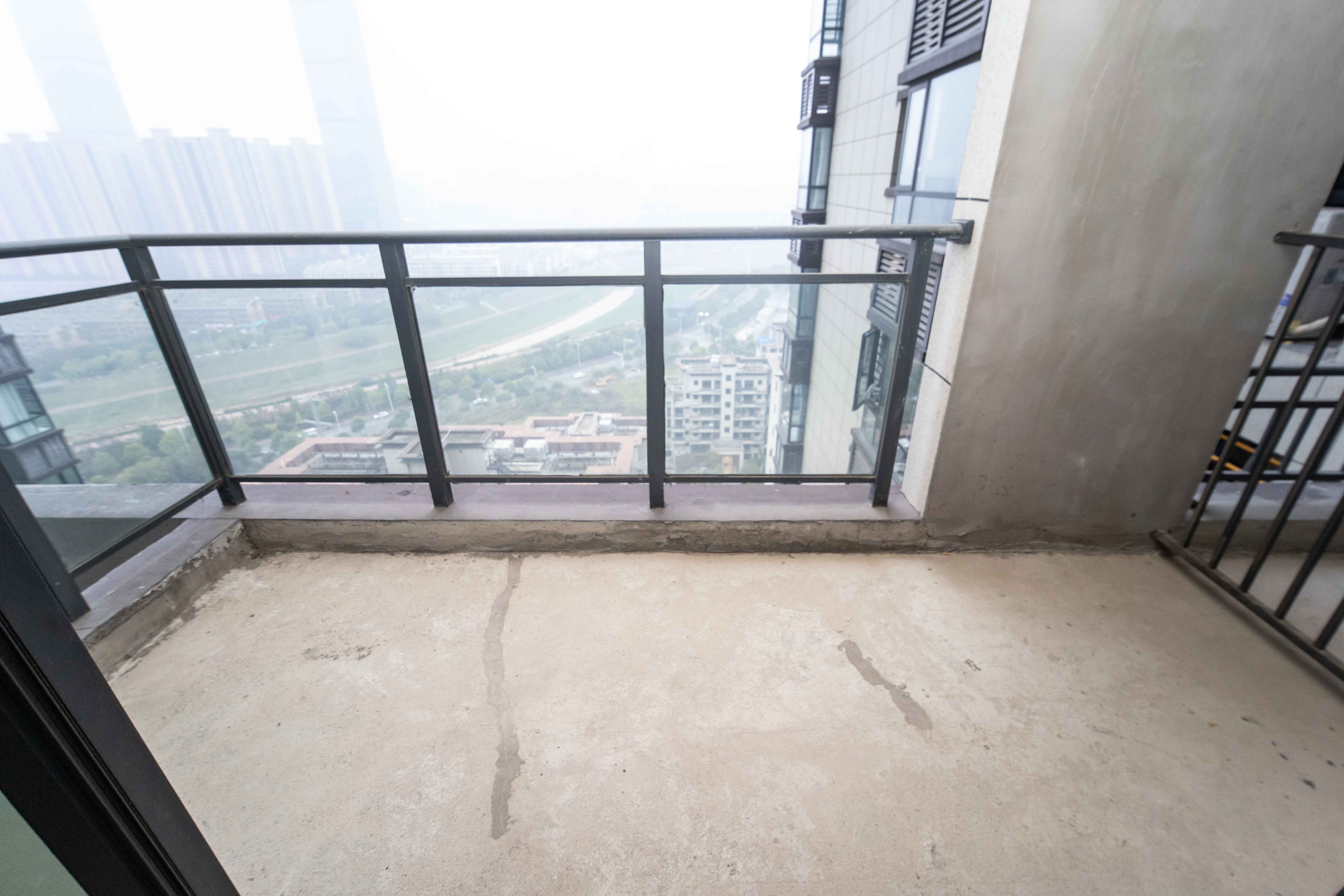 宝能公馆(美联天骄城五期) 4室2厅2卫 180.0万 宝能公馆(美联天骄城五期) 4室2厅2卫 180.0万阳台