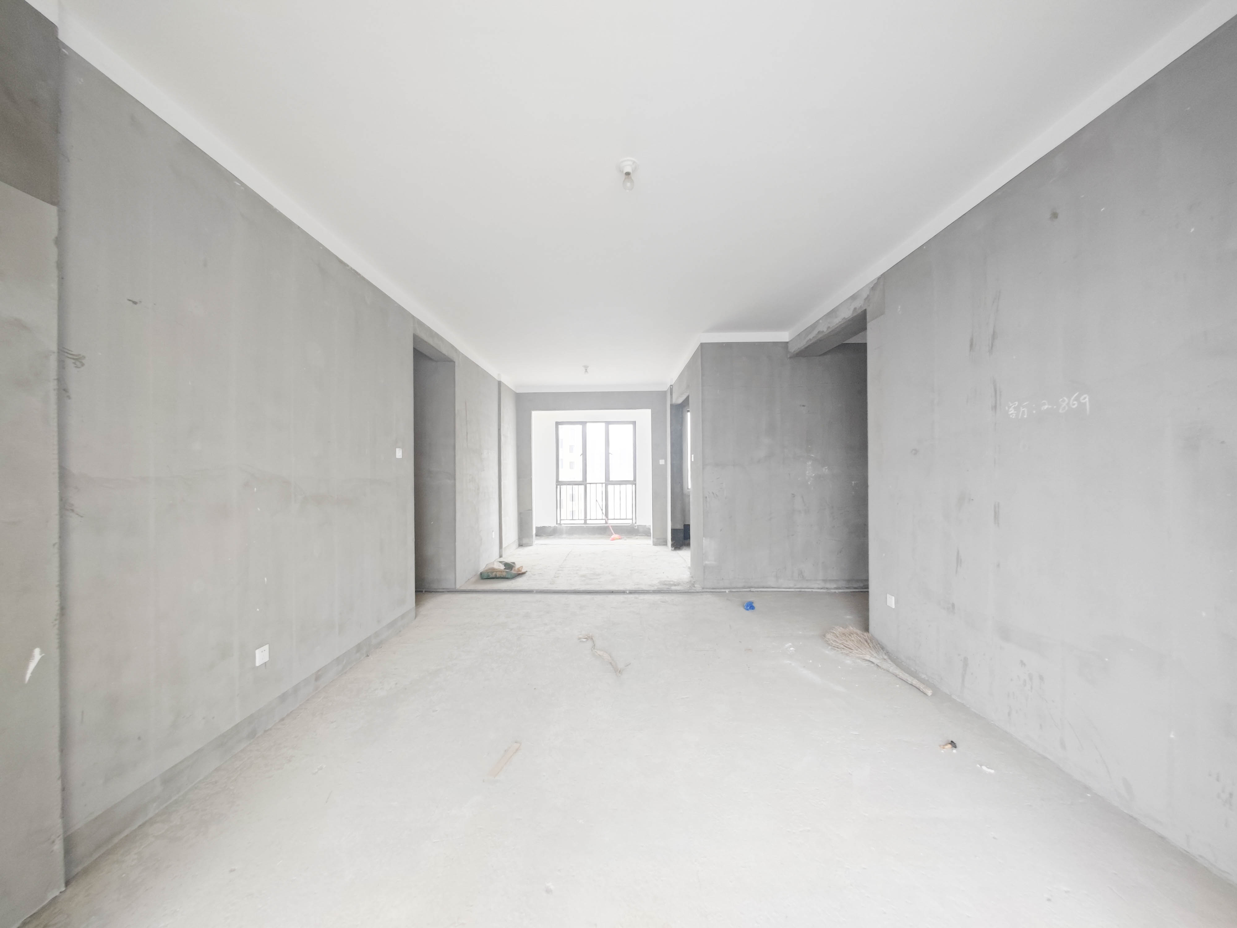 长房半岛蓝湾（观山月）  4室2厅2卫    104.0万客厅