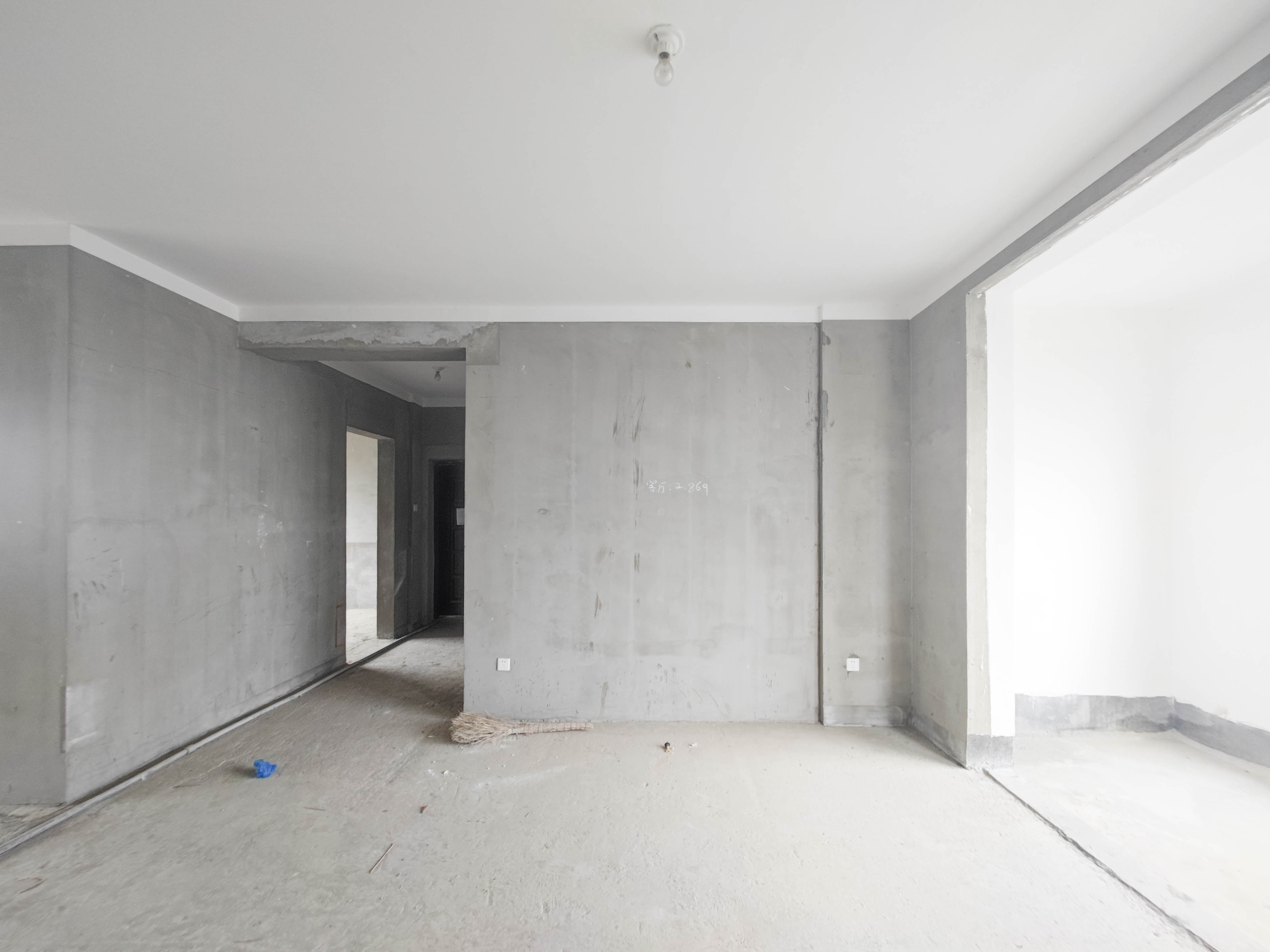 长房半岛蓝湾（观山月）  4室2厅2卫    104.0万客厅