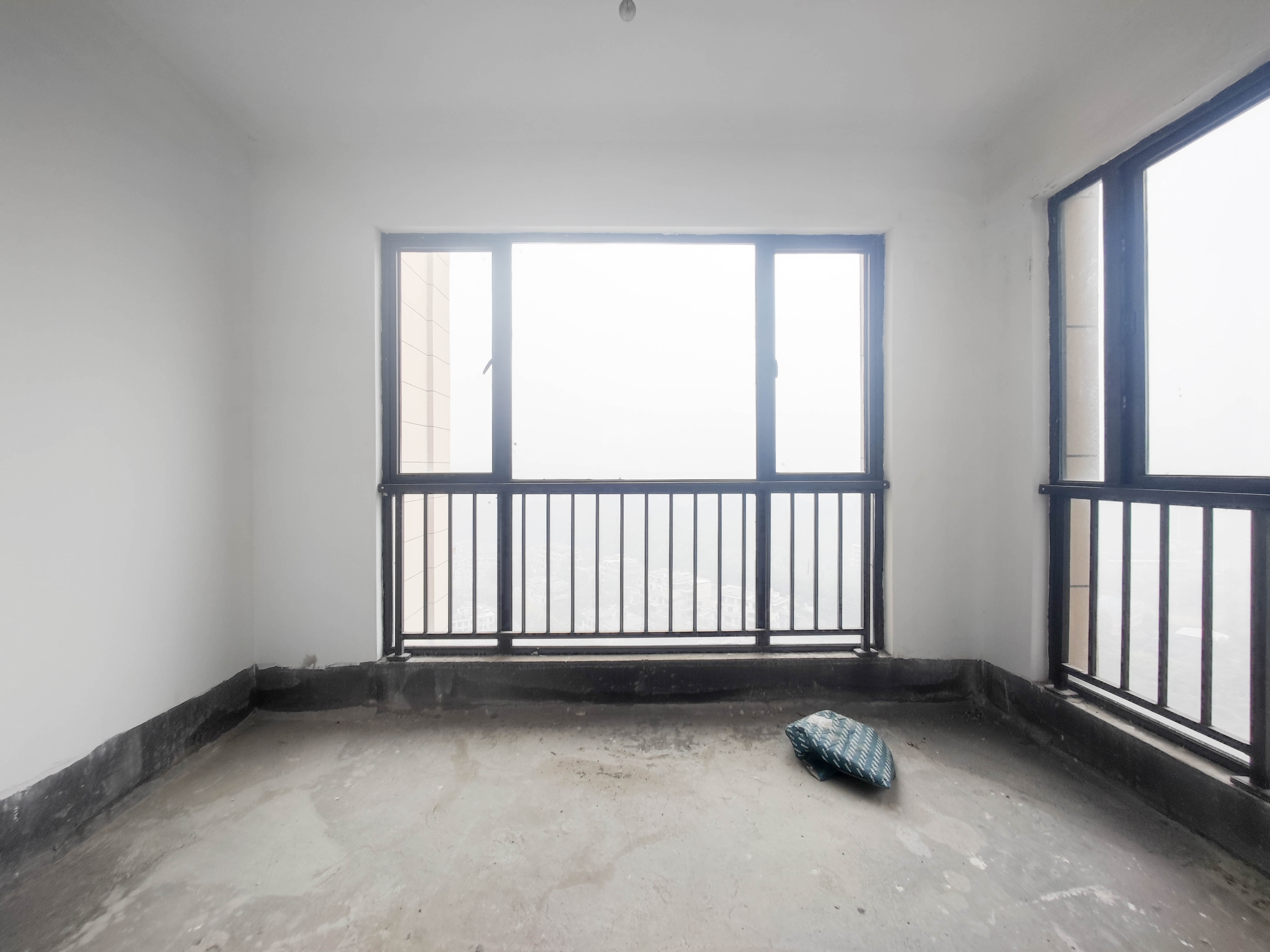 长房半岛蓝湾（观山月）  4室2厅2卫    104.0万阳台