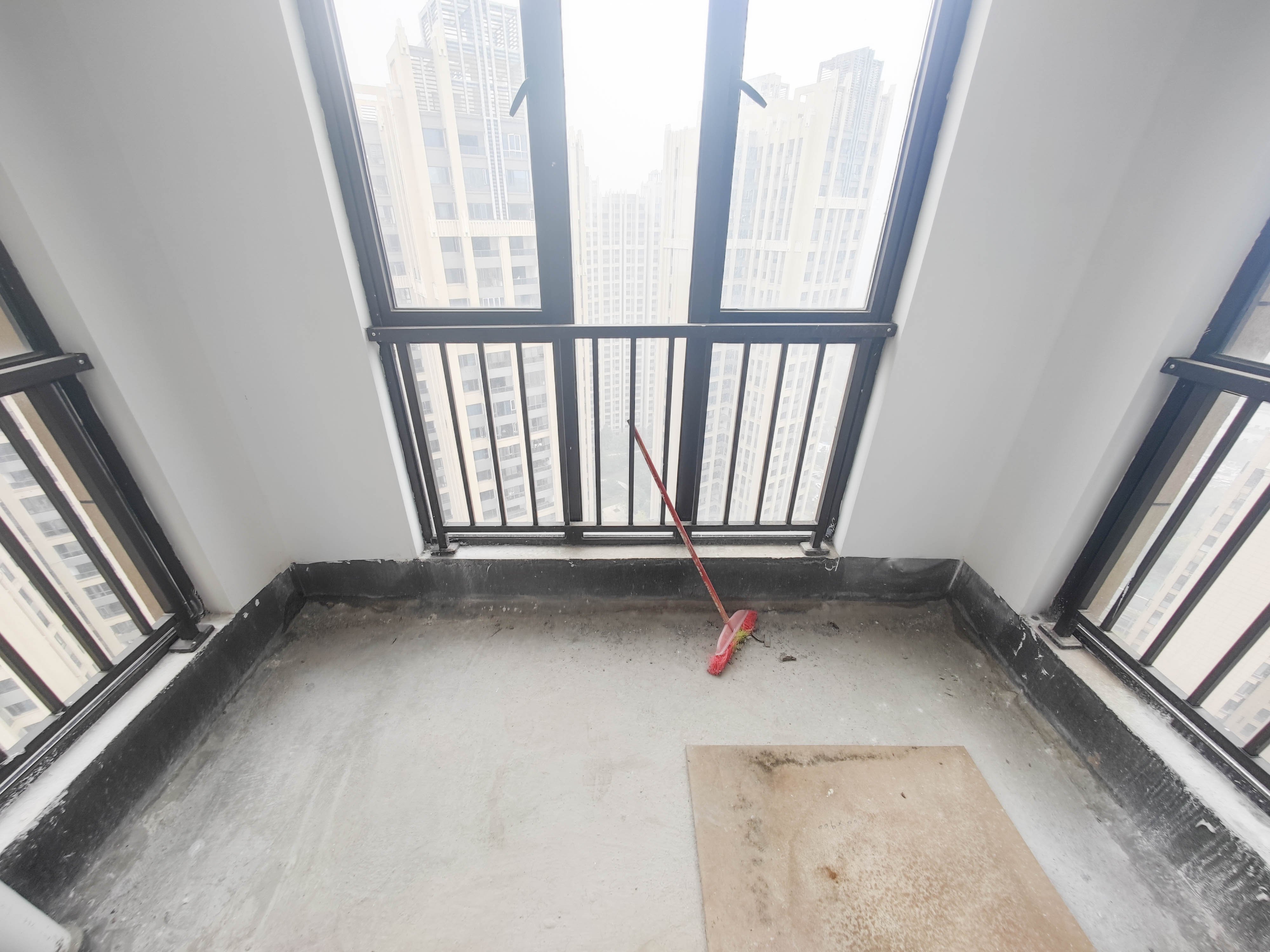 长房半岛蓝湾(观山月) 4室2厅2卫 104.0万 长房半岛蓝湾(观山月) 4室2厅2卫 104.0万阳台