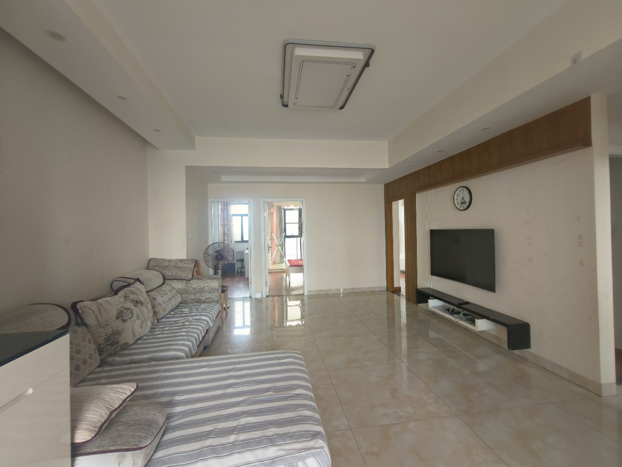 金山俪园 3室2厅2卫 2000.0元/月 金山俪园 3室2厅2卫 2000.0元/月室内图