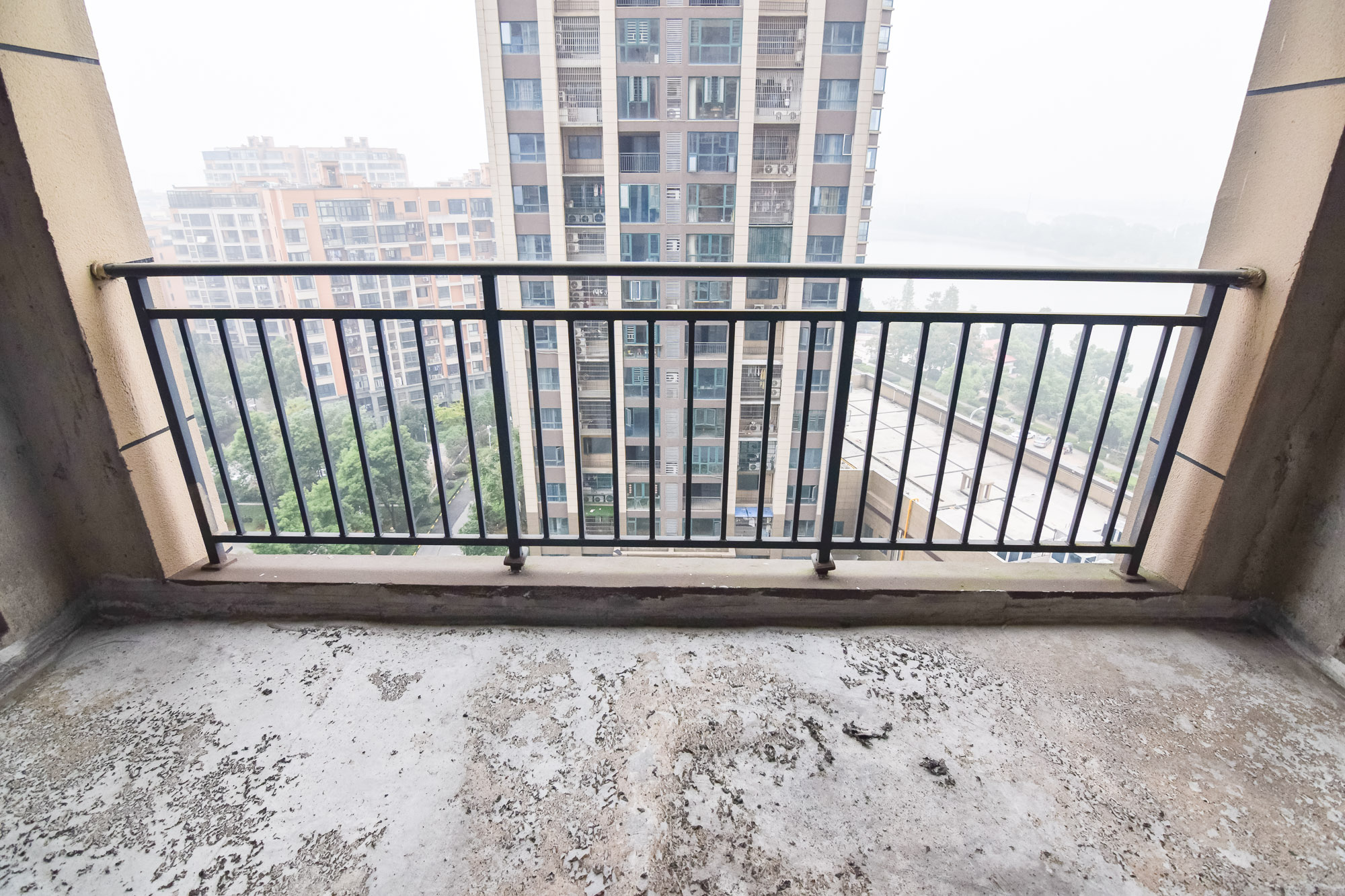 丽景华庭 3室2厅2卫 82.0万 丽景华庭 3室2厅2卫 82.0万阳台