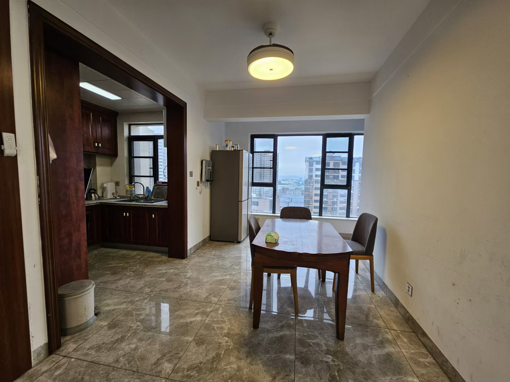 栗雨香堤  4室2厅2卫    2300.0元/月 栗雨香堤  4室2厅2卫    2300.0元/月室内图1