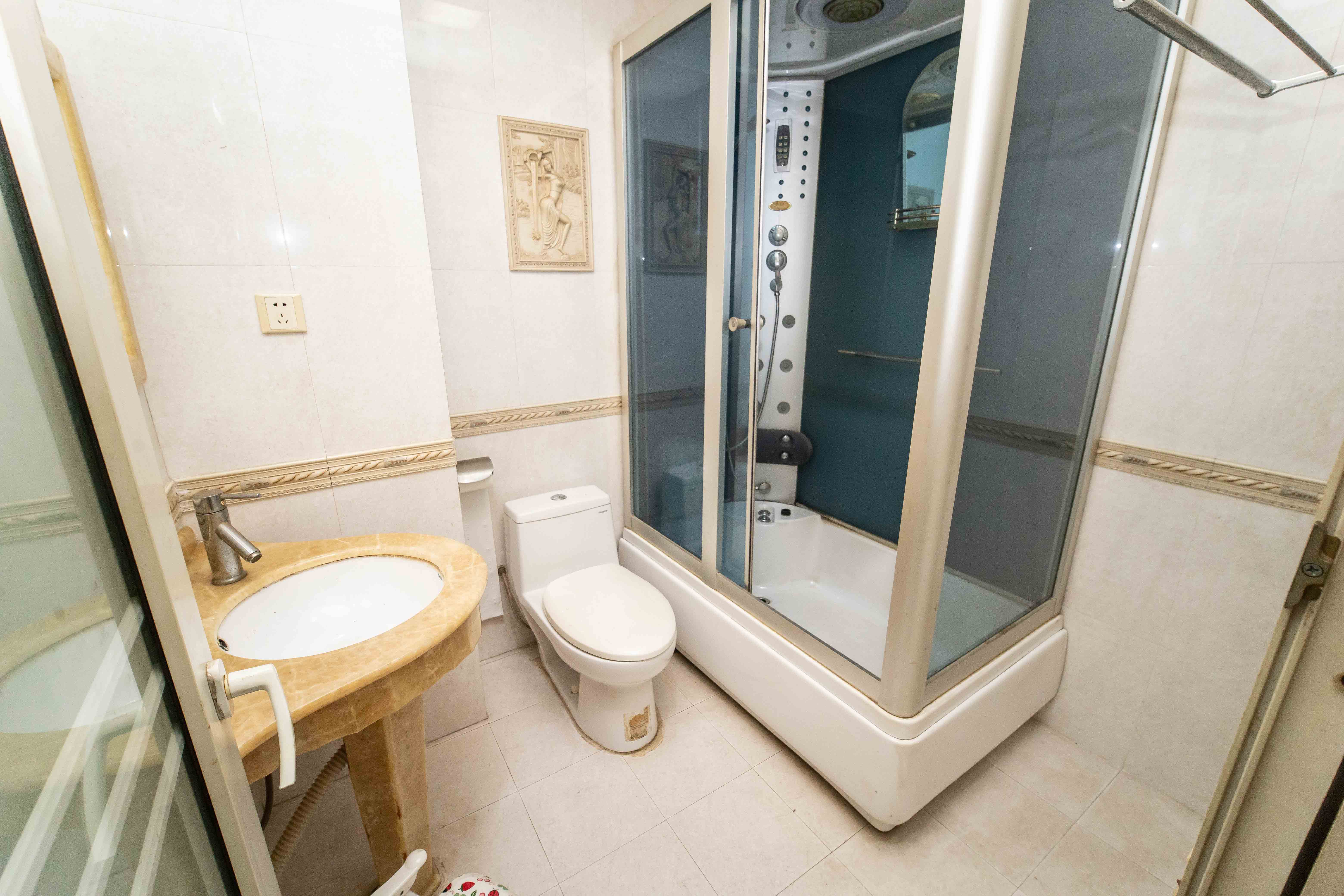 鑫邮小区  3室2厅2卫   89.90万卫生间