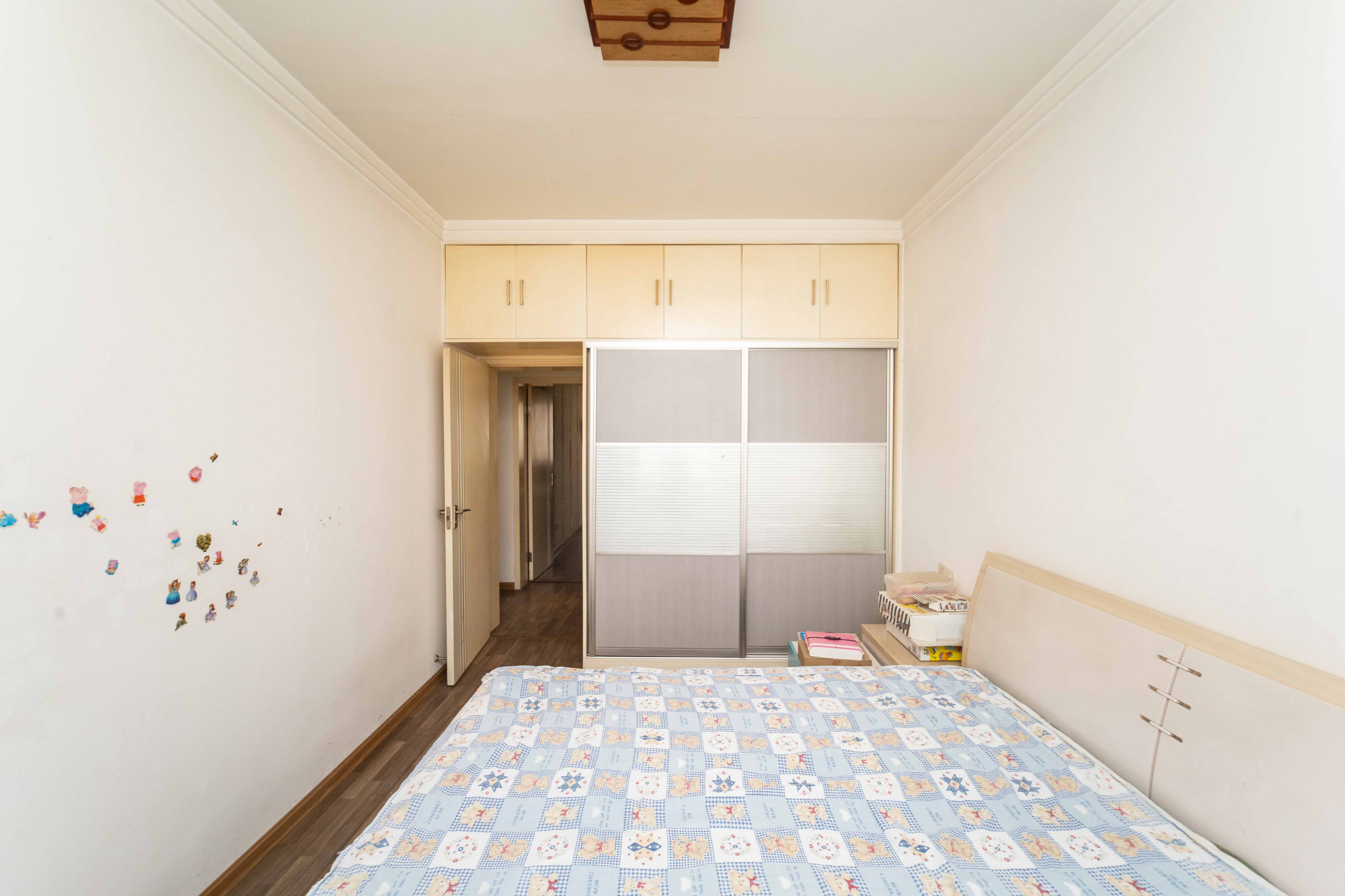 鑫邮小区  3室2厅2卫   89.90万卧室