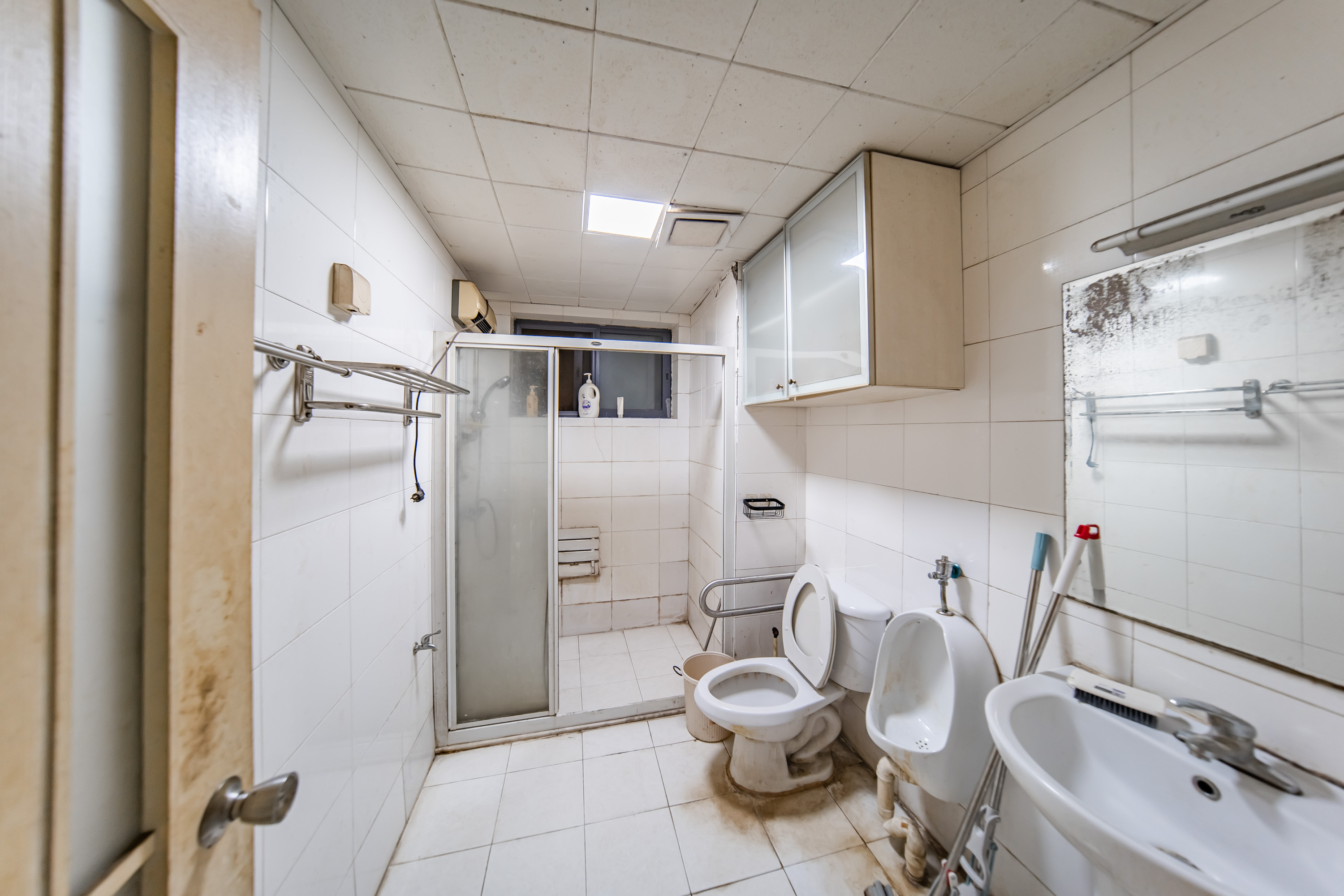 阳光100一期、四五期 4室2厅2卫 102.0万 阳光100一期、四五期 4室2厅2卫 102.0万卫生间