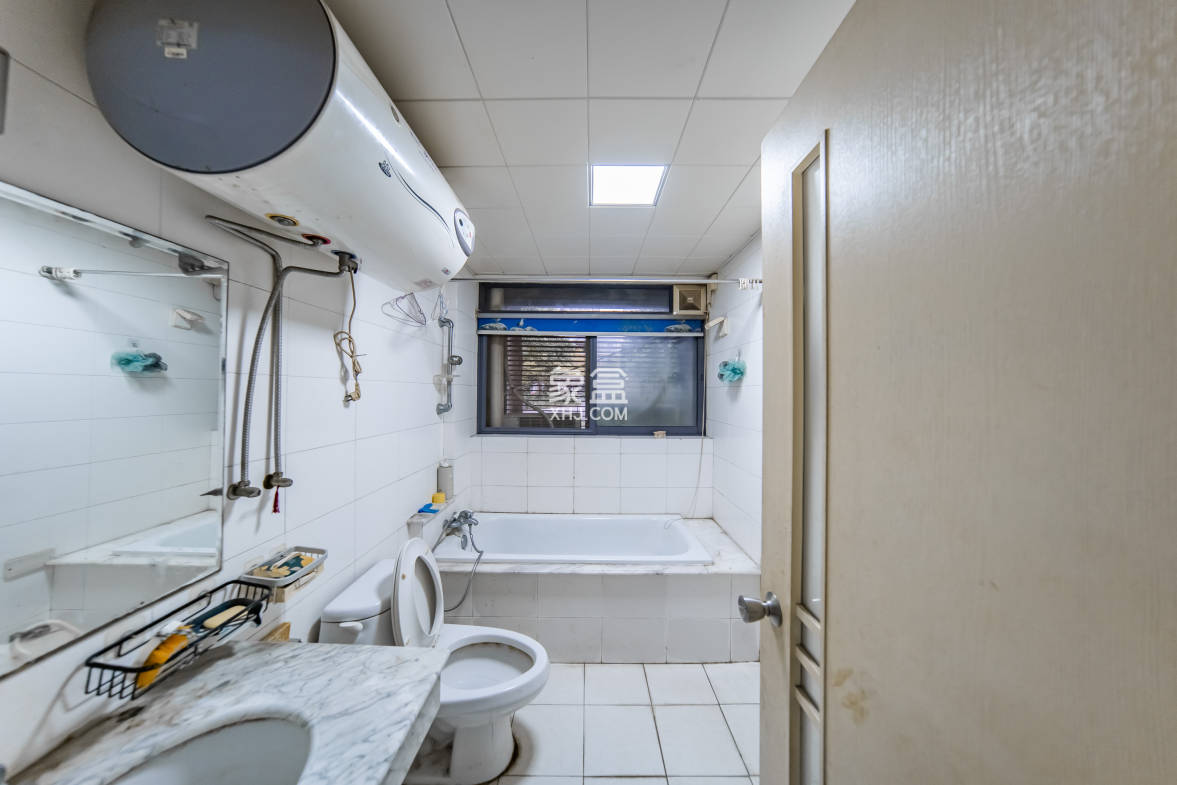 阳光100一期、四五期 4室2厅2卫 102.0万 阳光100一期、四五期 4室2厅2卫 102.0万卫生间