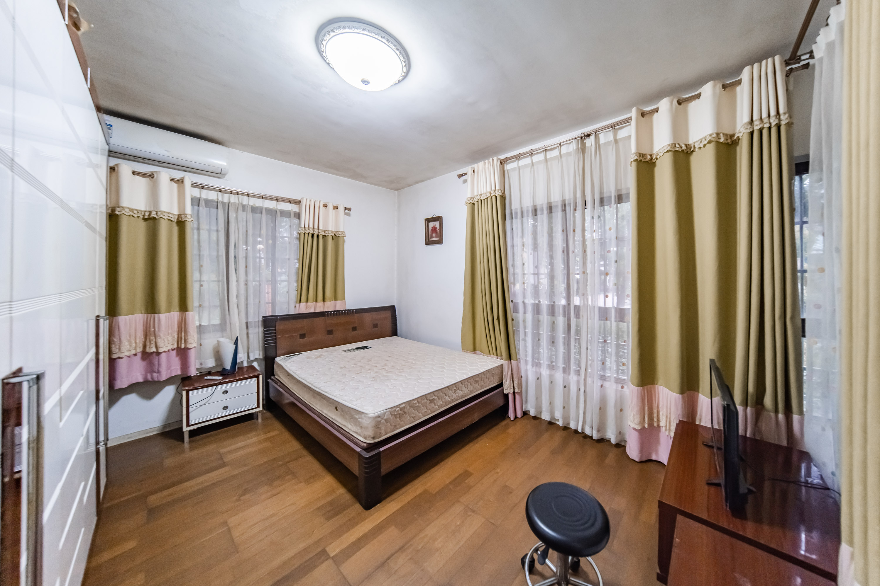 阳光100一期、四五期 4室2厅2卫 102.0万 阳光100一期、四五期 4室2厅2卫 102.0万卧室