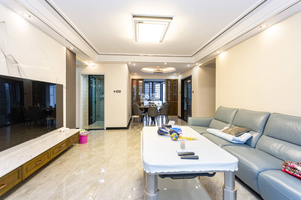 万润滨江天著  4室2厅2卫    185.0万 万润滨江天著  4室2厅2卫    185.0万客厅