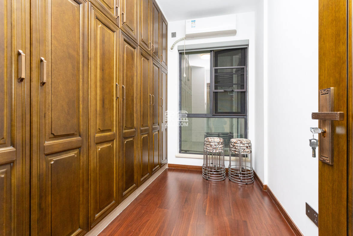 万润滨江天著  4室2厅2卫    185.0万 万润滨江天著  4室2厅2卫    185.0万卧室