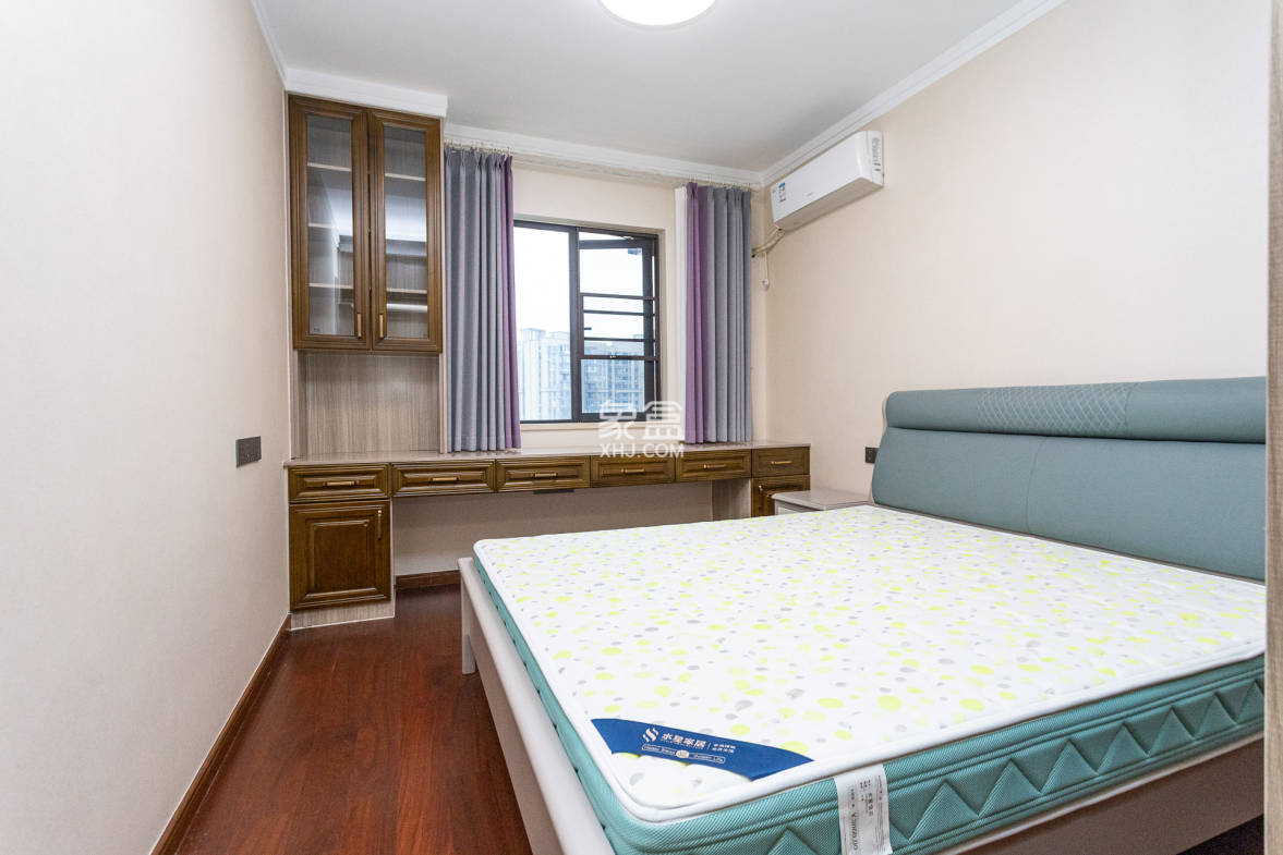 万润滨江天著  4室2厅2卫    185.0万 万润滨江天著  4室2厅2卫    185.0万卧室