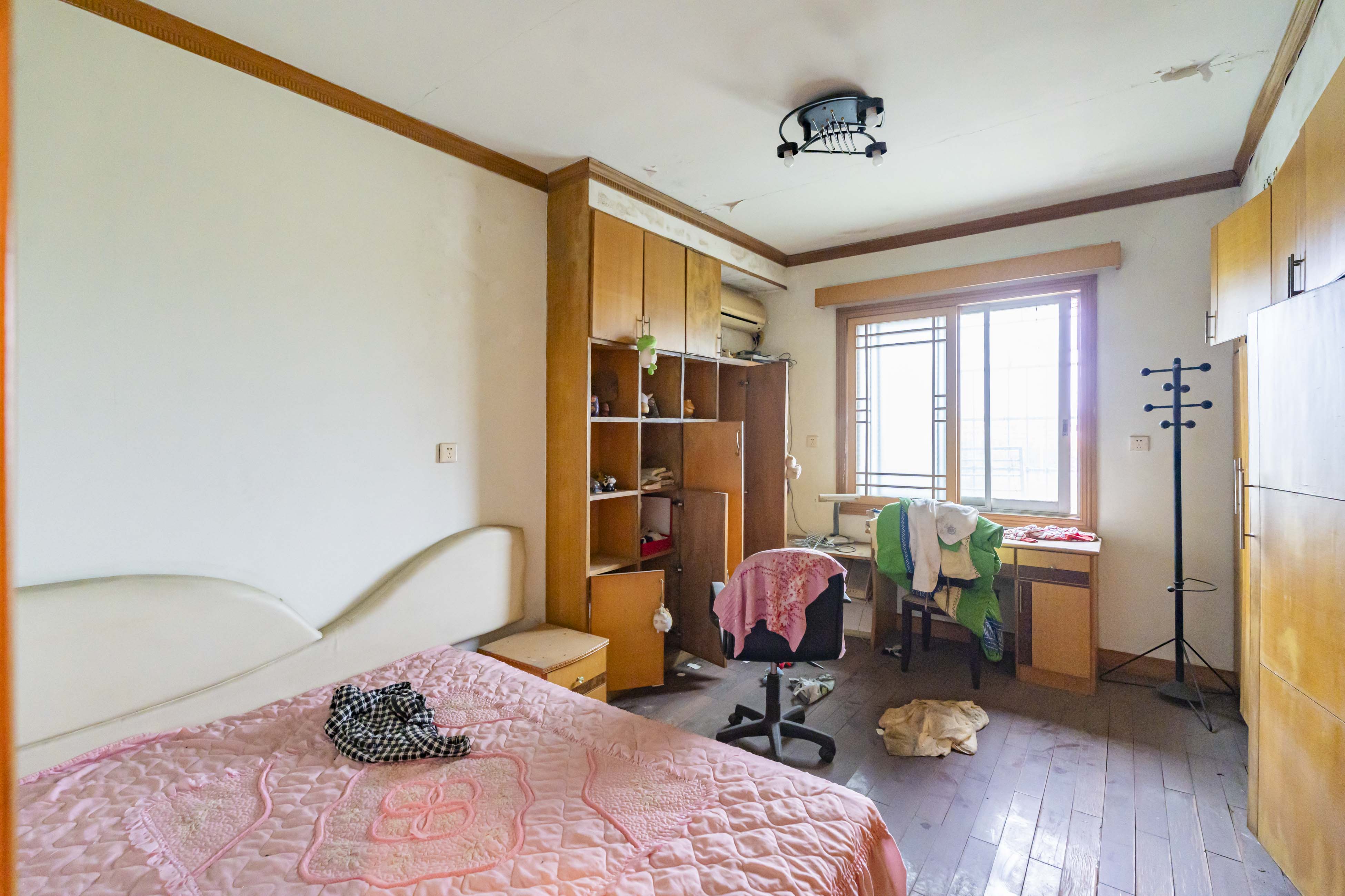 南天花园  3室2厅2卫   102.00万卧室