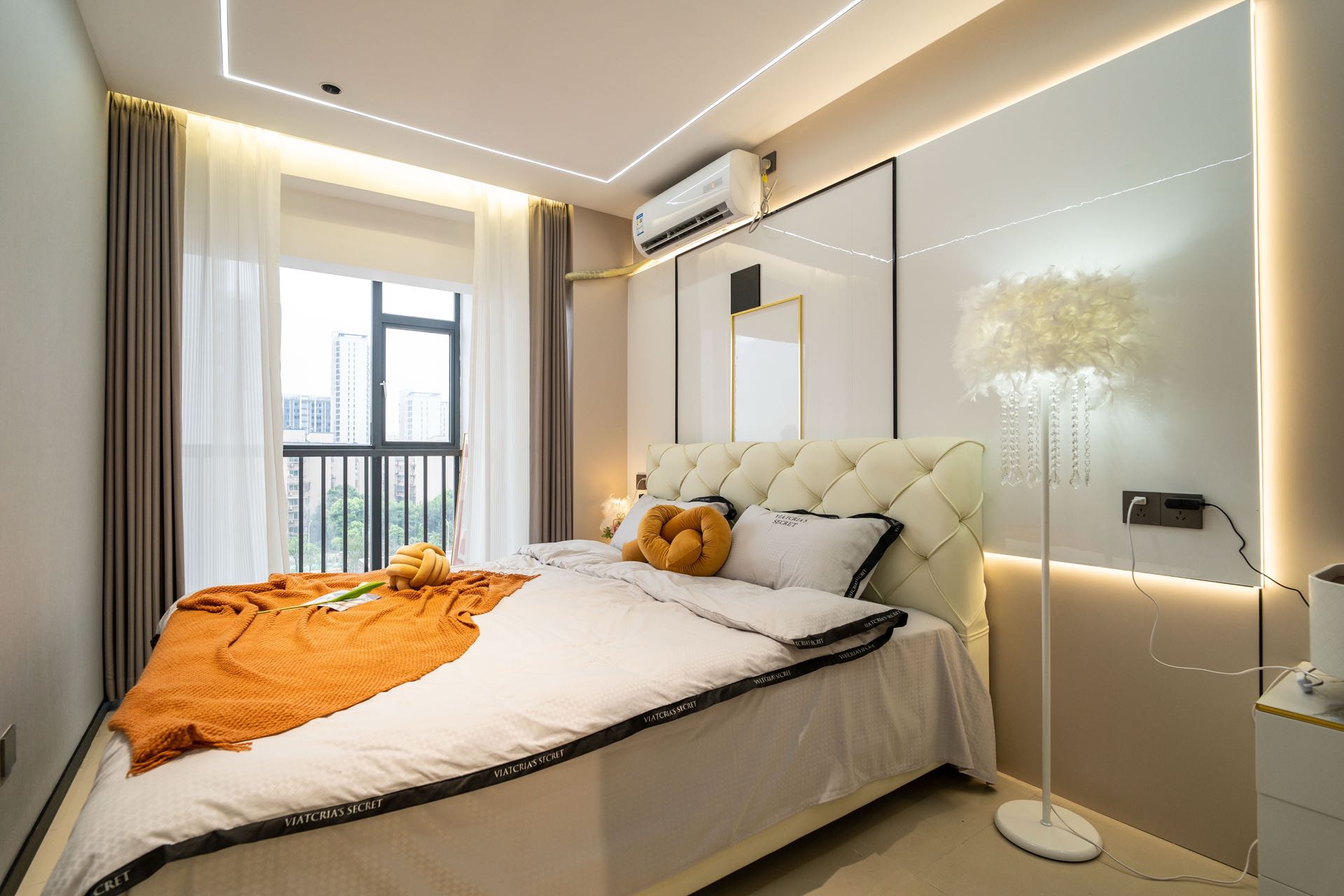 新时代广场  1室2厅1卫    2758.0元/月 新时代广场  1室2厅1卫    2758.0元/月室内图