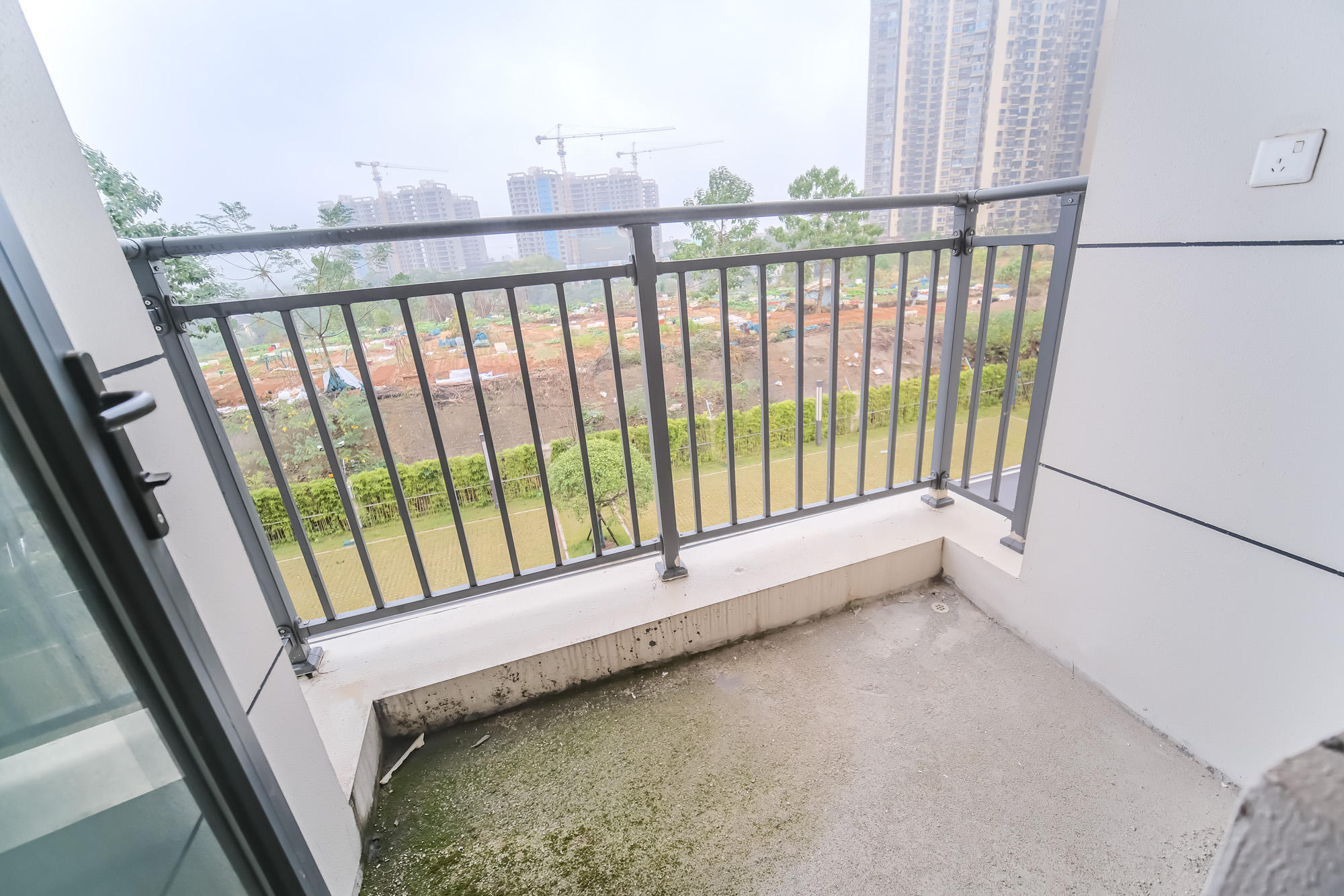 保利金香槟 4室2厅2卫 130.0万 保利金香槟 4室2厅2卫 130.0万阳台