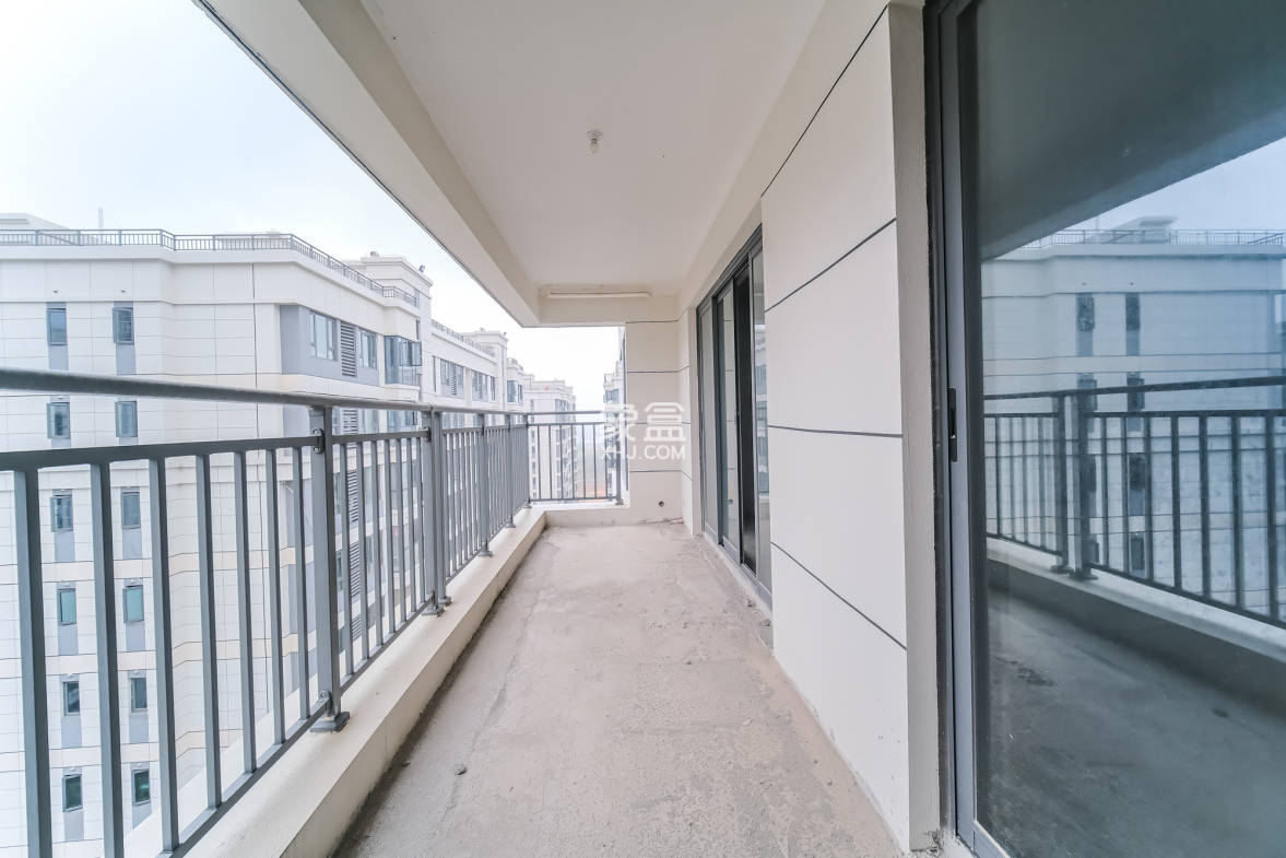 保利金香槟 4室2厅2卫 118.0万 保利金香槟 4室2厅2卫 118.0万阳台