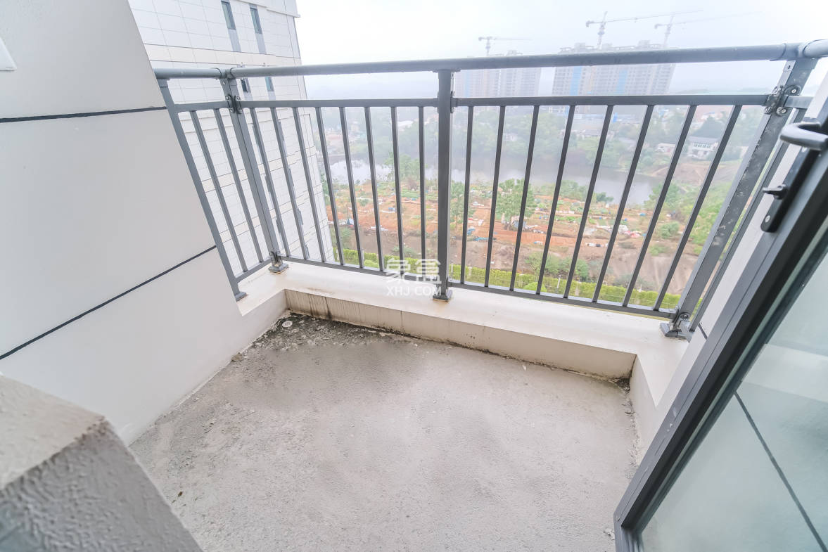 保利金香槟 4室2厅2卫 118.0万 保利金香槟 4室2厅2卫 118.0万阳台