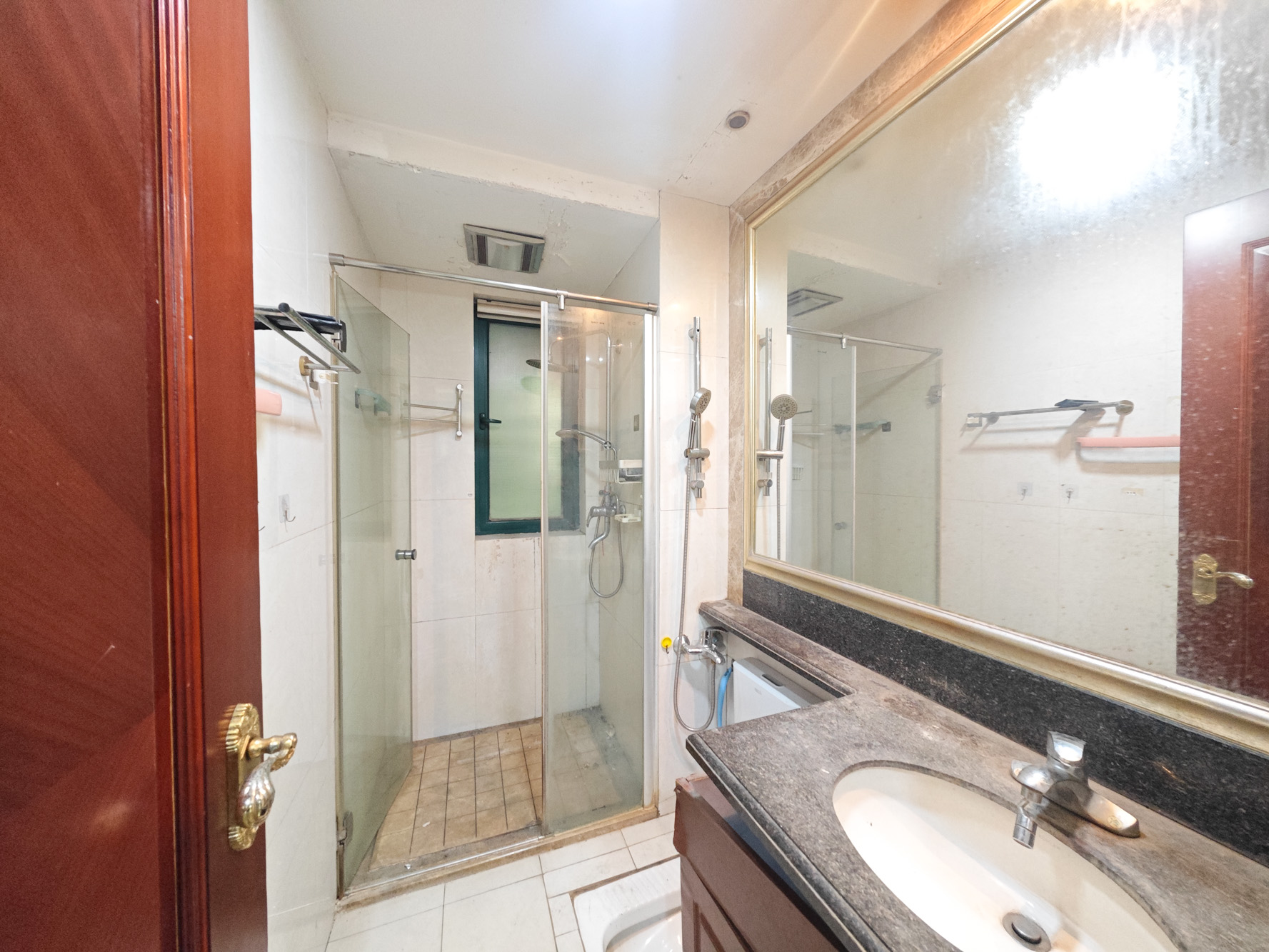 恒大城 4室2厅2卫 110.0万 恒大城 4室2厅2卫 110.0万卫生间