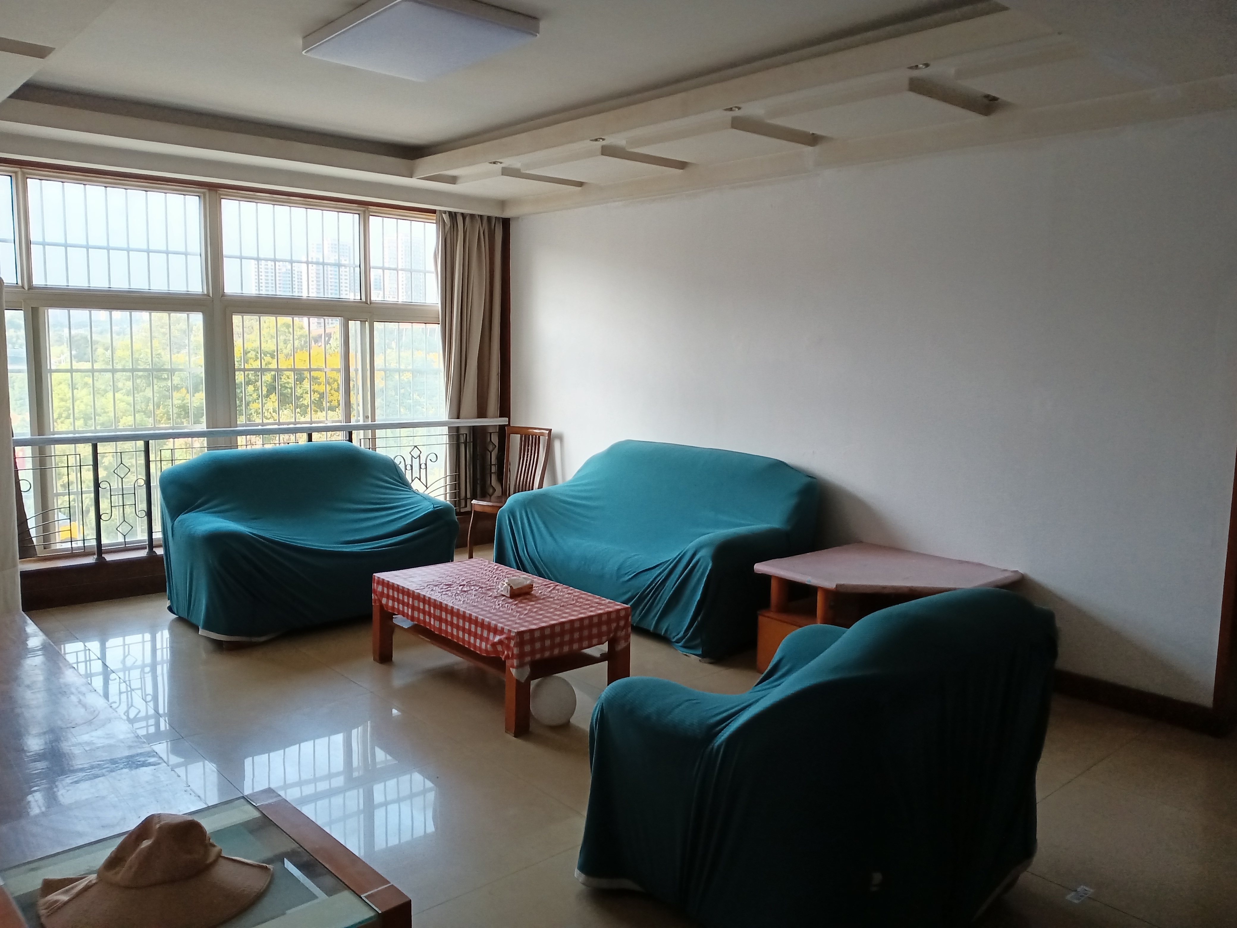 新桥小区  3室2厅2卫   2000.00元/月室内图1