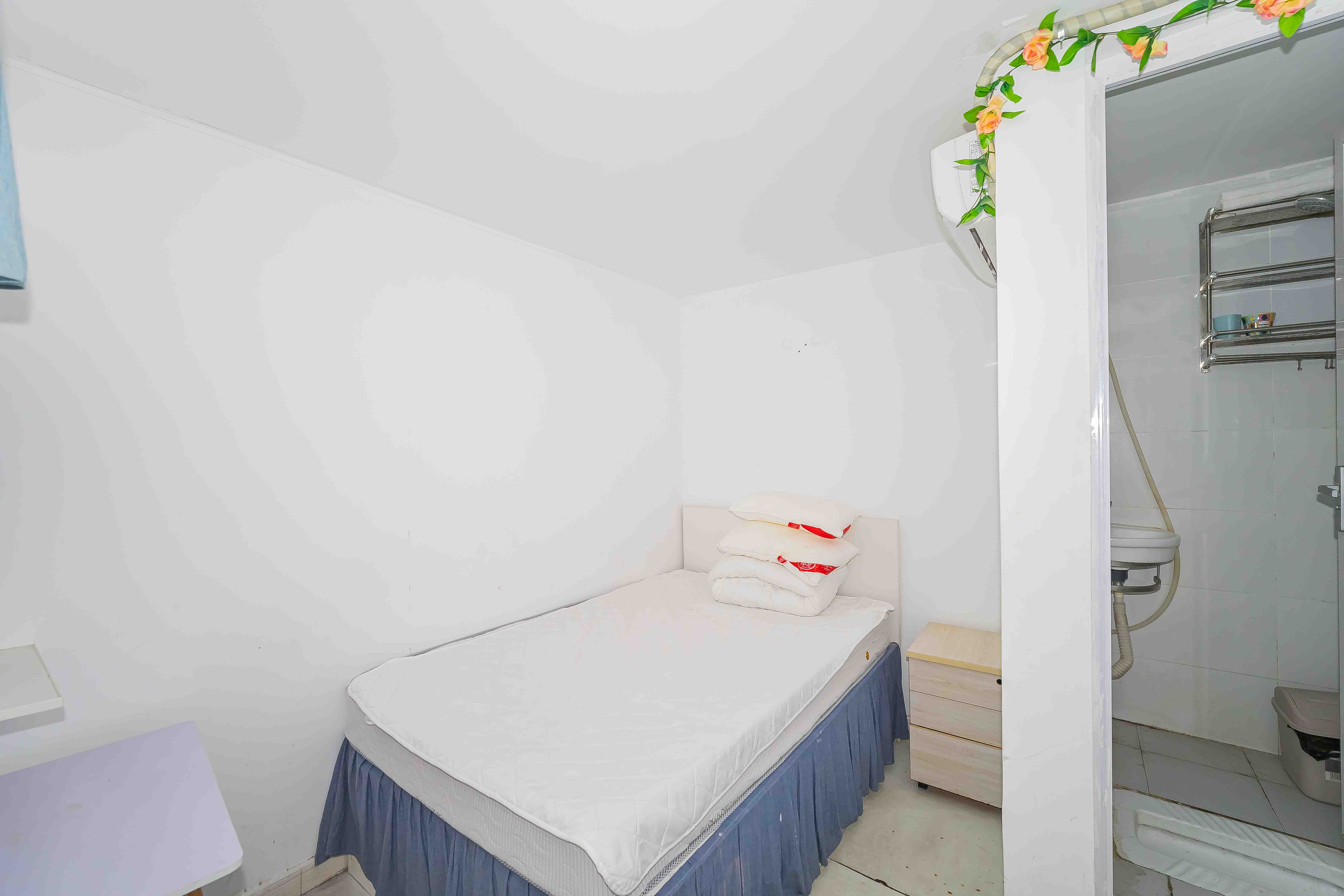 宏景名厦  5室2厅3卫   176.00万卧室