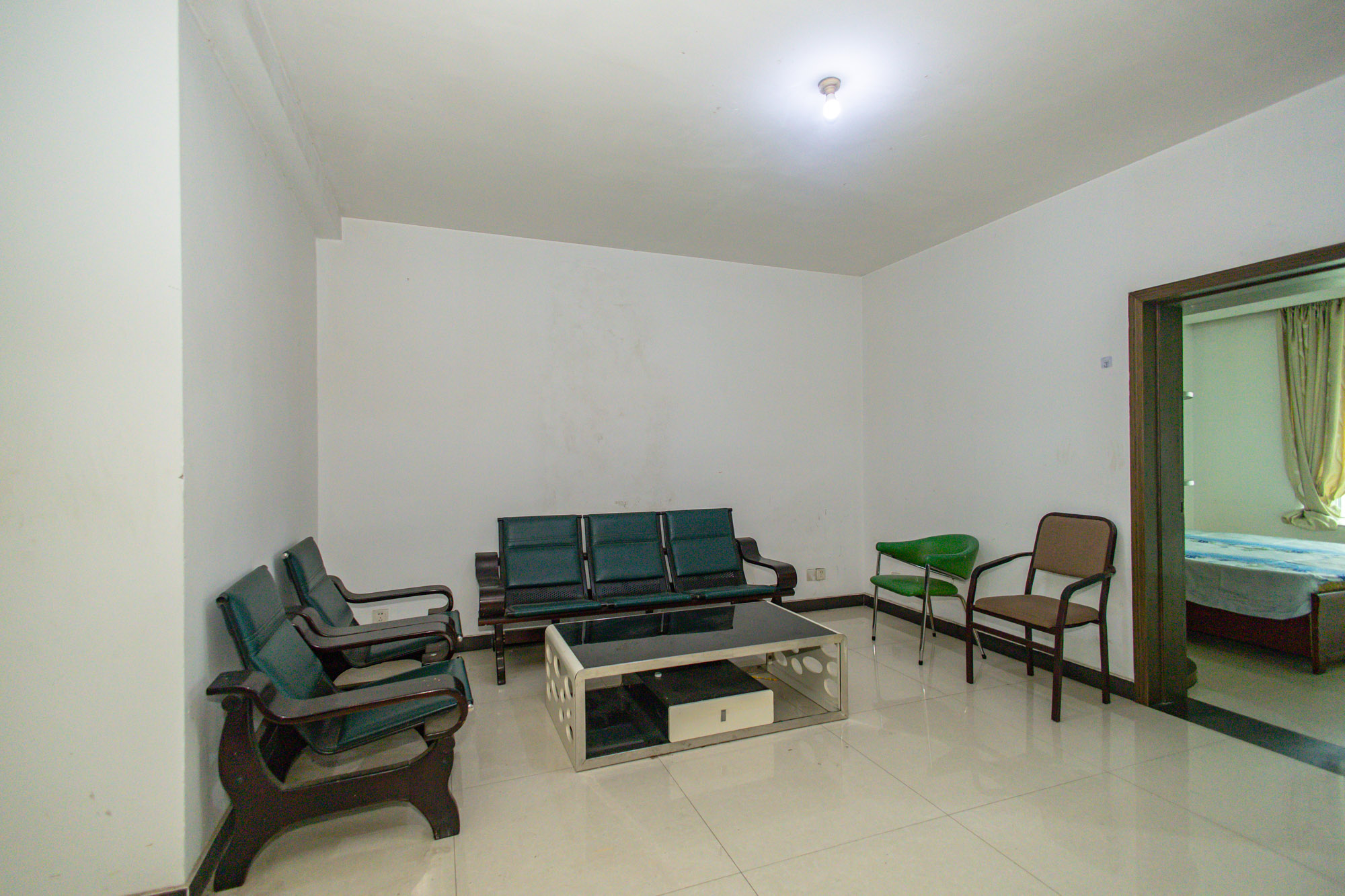 中南汽车世界  2室2厅1卫    32.8万 中南汽车世界  2室2厅1卫    32.8万客厅