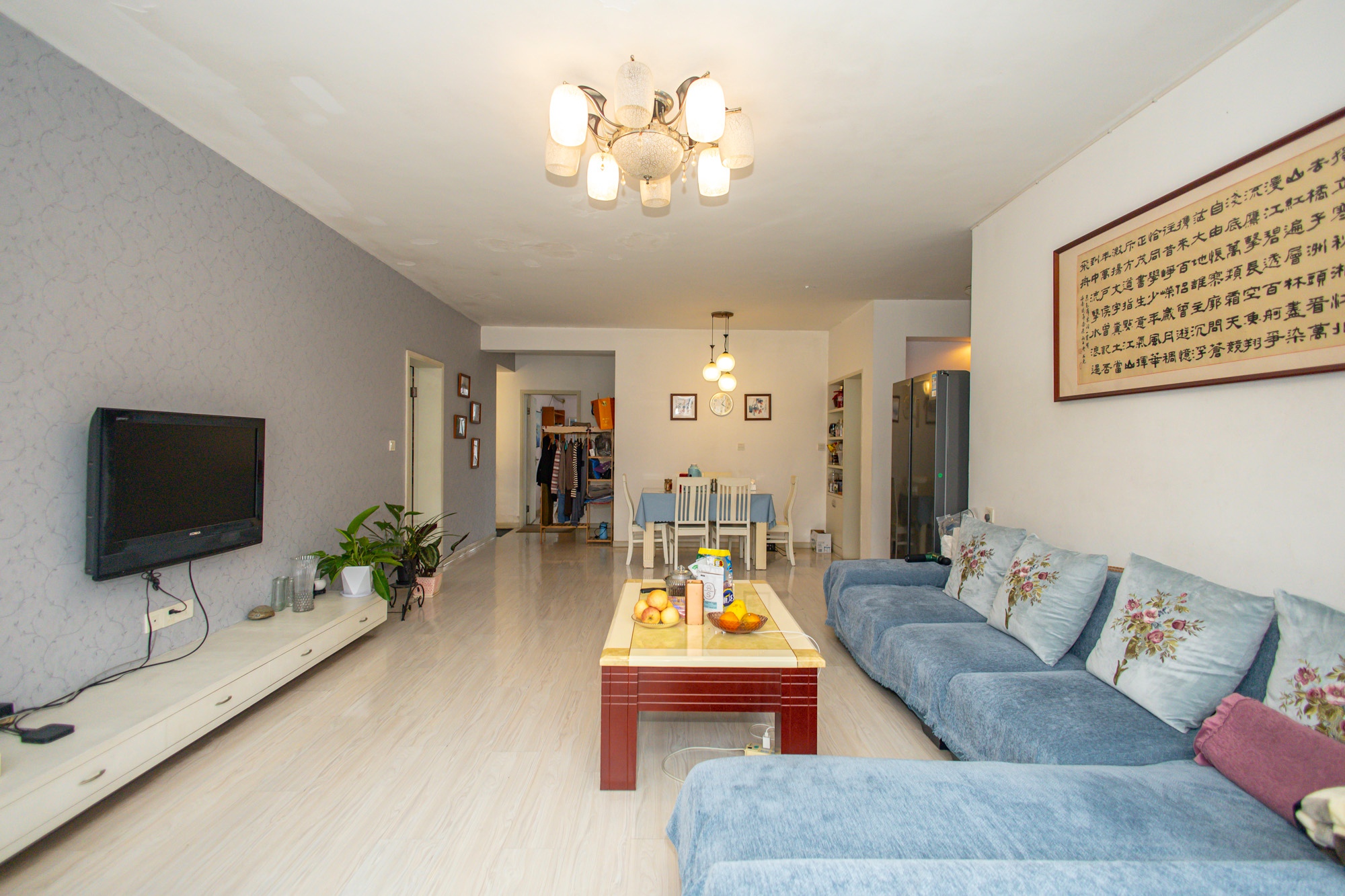 阳光丽景 4室2厅2卫 92.8万 阳光丽景 4室2厅2卫 92.8万客厅