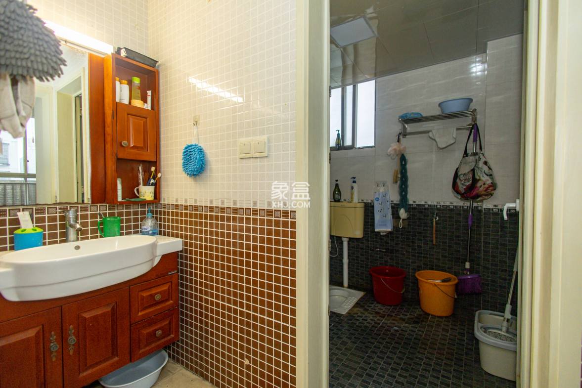 阳光丽景 4室2厅2卫 92.8万 阳光丽景 4室2厅2卫 92.8万卫生间