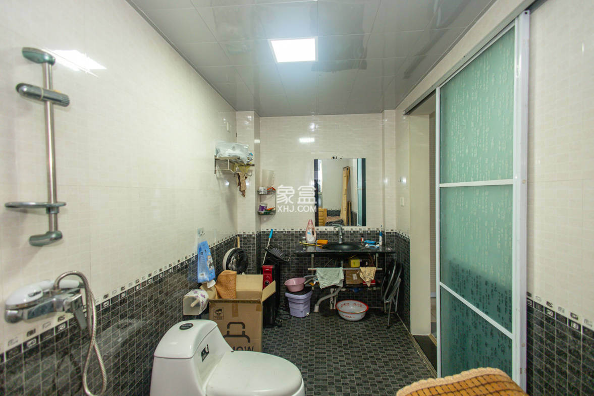 阳光丽景 4室2厅2卫 92.8万 阳光丽景 4室2厅2卫 92.8万卫生间