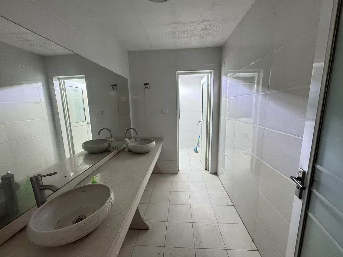 藏珑湖上国际花园 4室2厅2卫 6800.0元/月 藏珑湖上国际花园 4室2厅2卫 6800.0元/月室内图