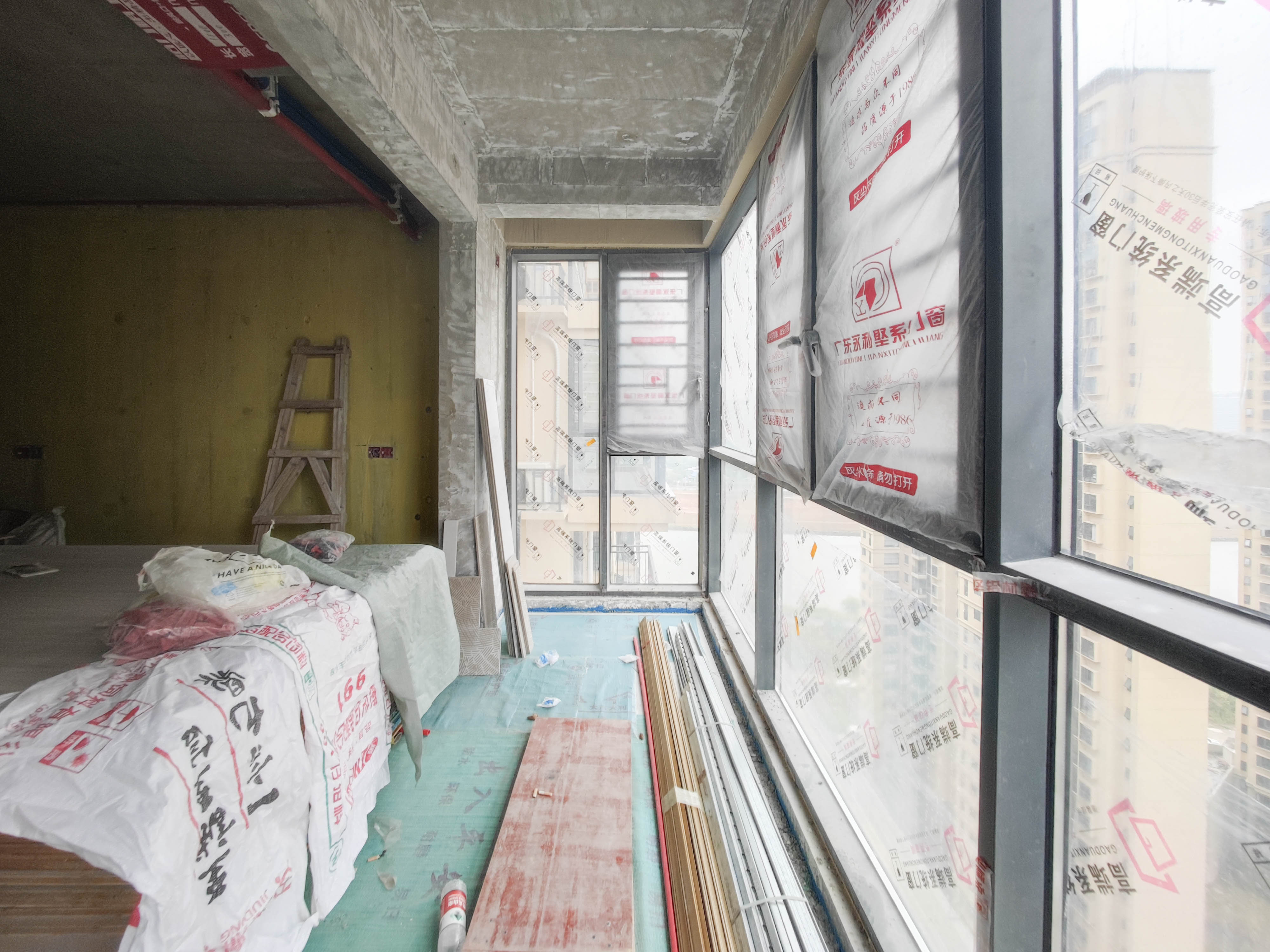 伊景园滨河苑  3室2厅2卫   98.00万阳台
