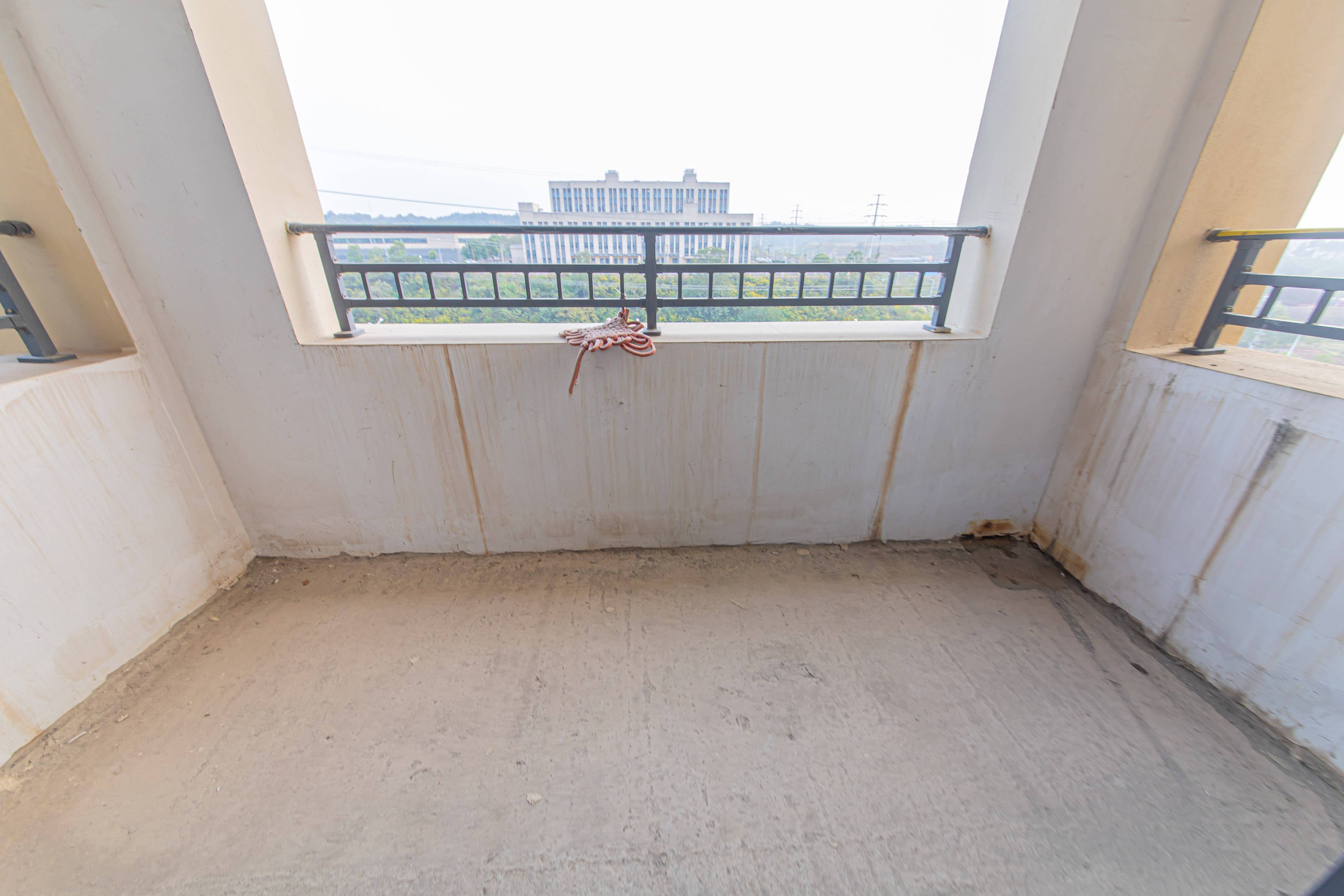 和泓融成府  3室2厅2卫    90.0万 和泓融成府  3室2厅2卫    90.0万阳台