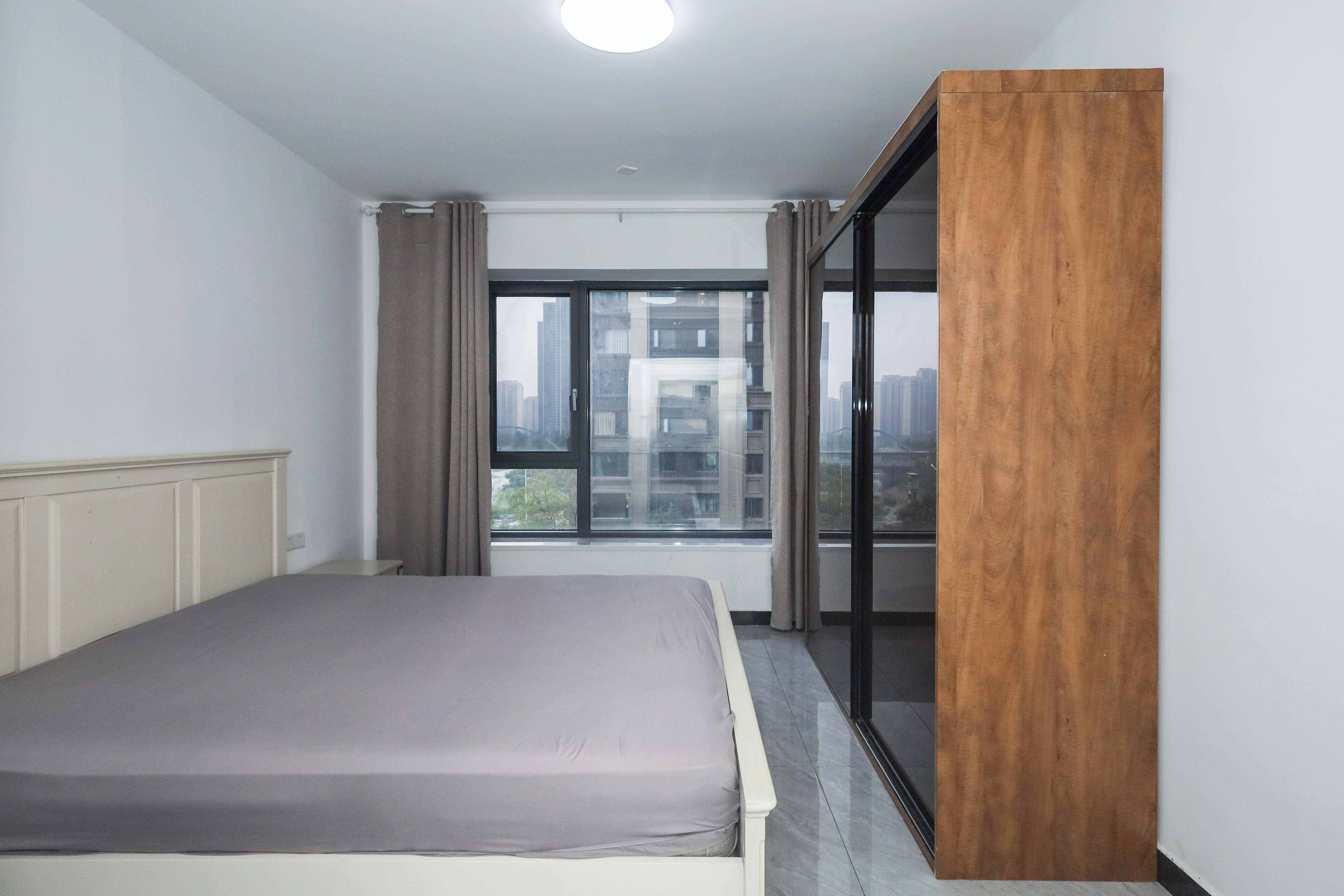 建发央著  4室2厅2卫   210.00万卧室