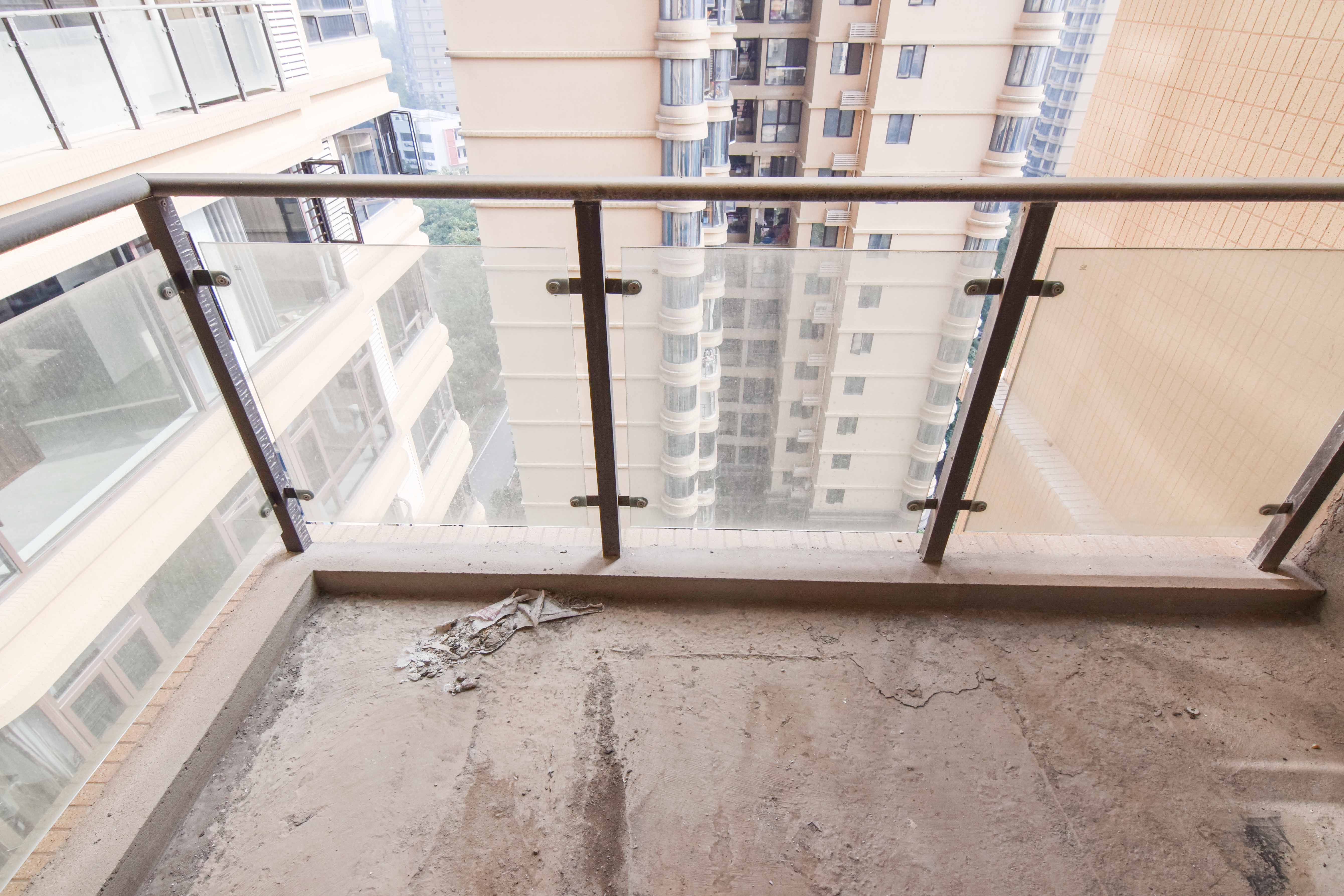 三润城(三润星城) 5室2厅2卫 135.0万 三润城(三润星城) 5室2厅2卫 135.0万阳台