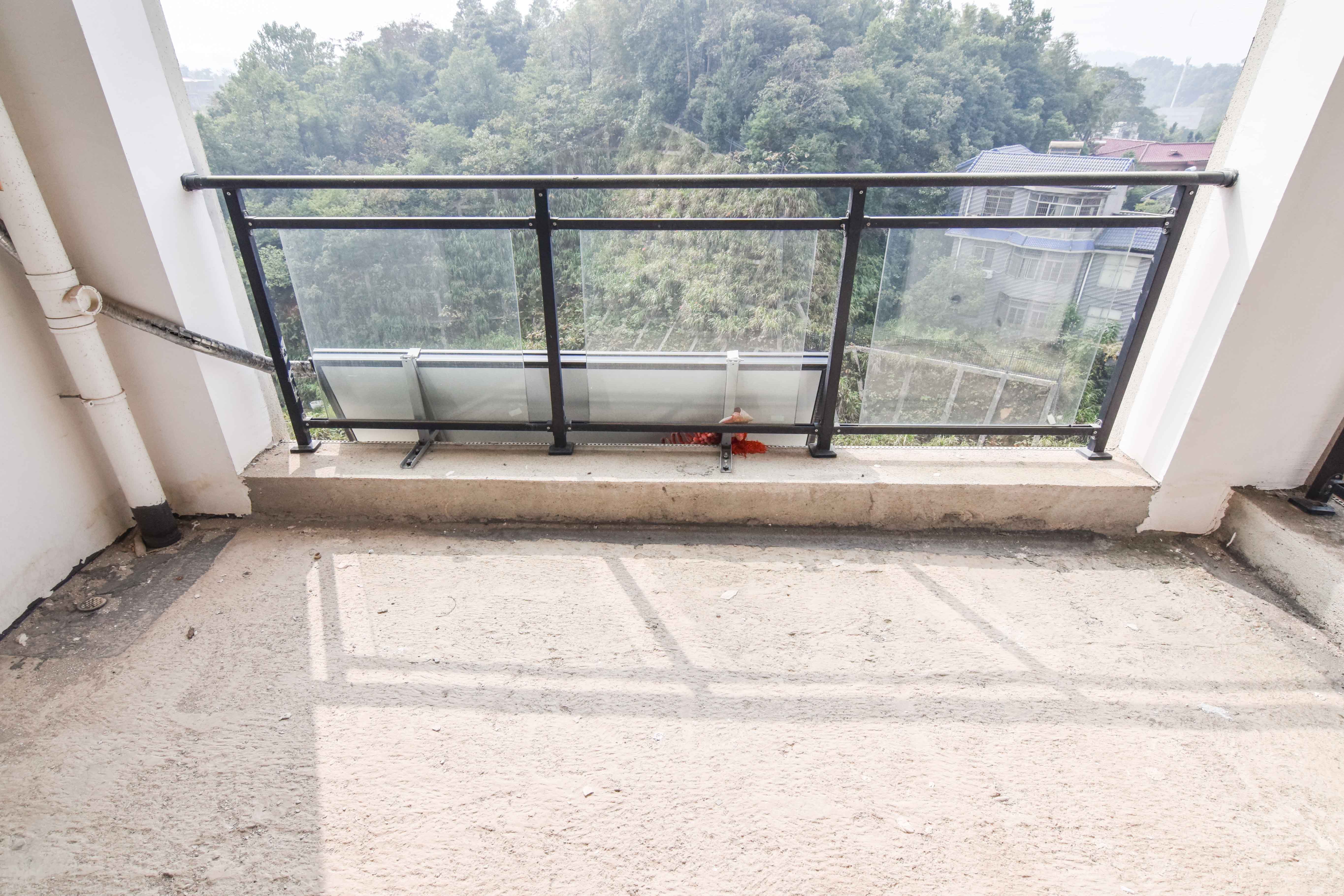 润和谷山郡(悦禧山庄水榭花都) 3室2厅2卫 85.0万 润和谷山郡(悦禧山庄水榭花都) 3室2厅2卫 85.0万阳台