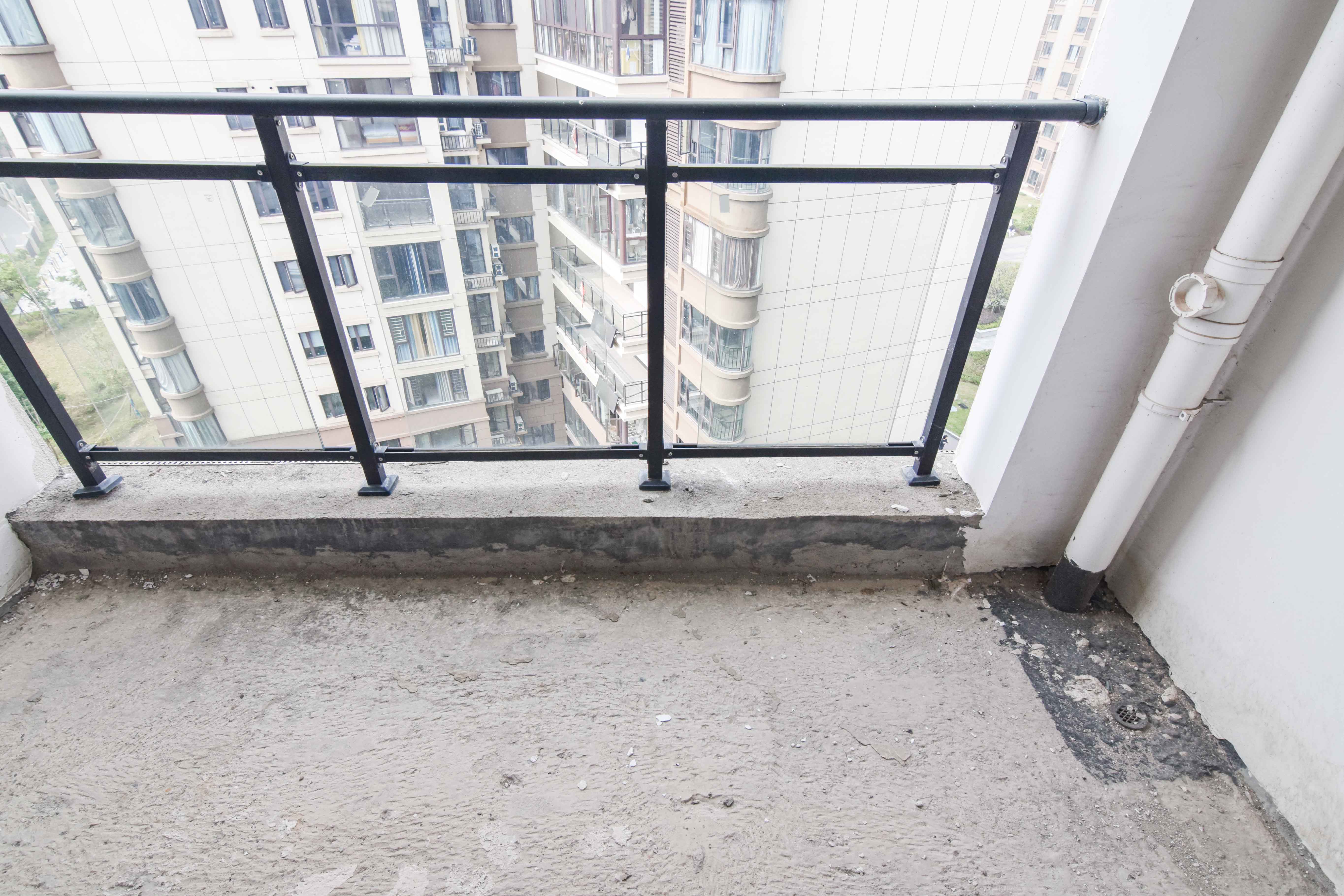 润和谷山郡(悦禧山庄水榭花都) 3室2厅2卫 85.0万 润和谷山郡(悦禧山庄水榭花都) 3室2厅2卫 85.0万阳台