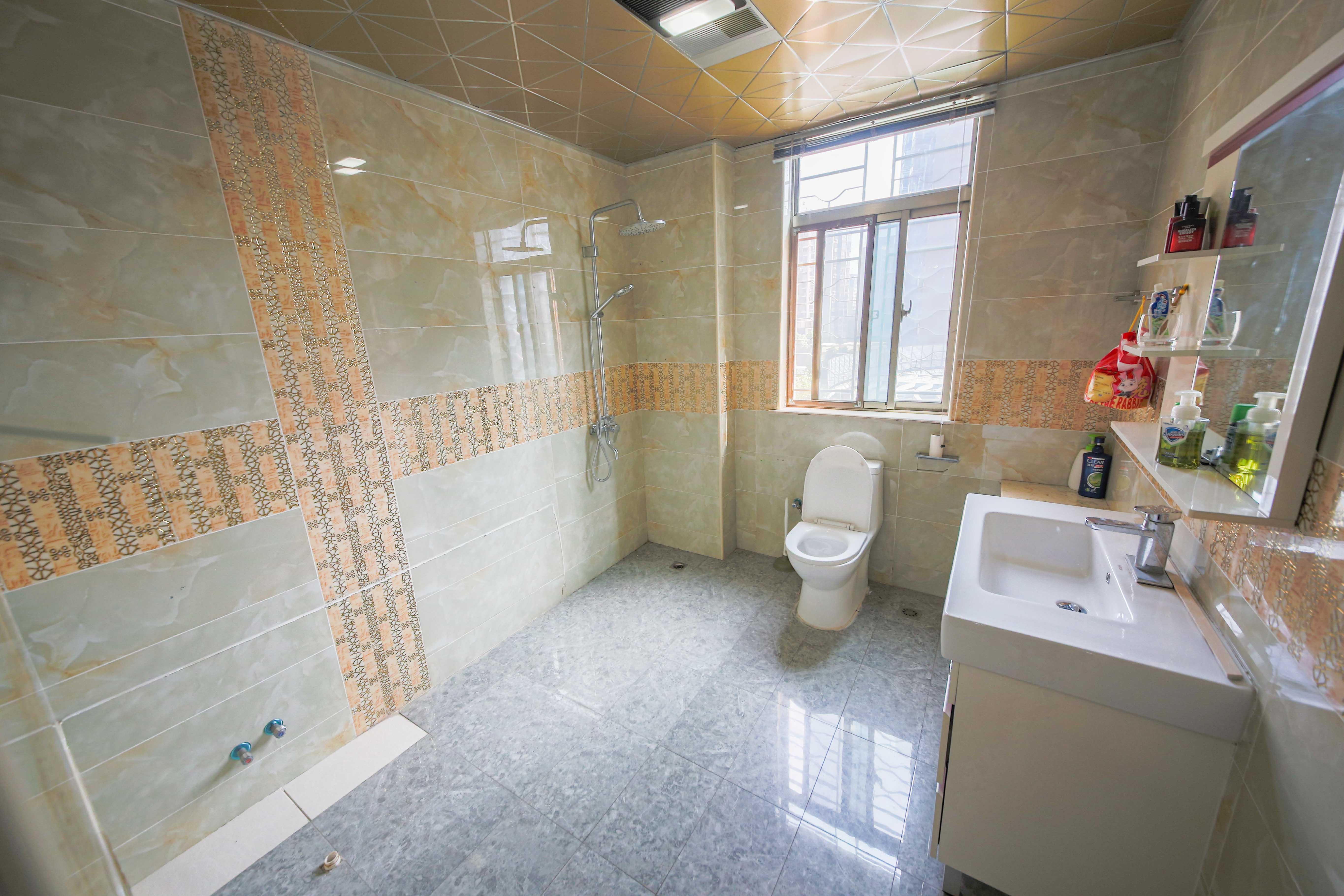 富兴嘉城(富兴汇中央) 4室2厅1卫 140.0万 富兴嘉城(富兴汇中央) 4室2厅1卫 140.0万卫生间