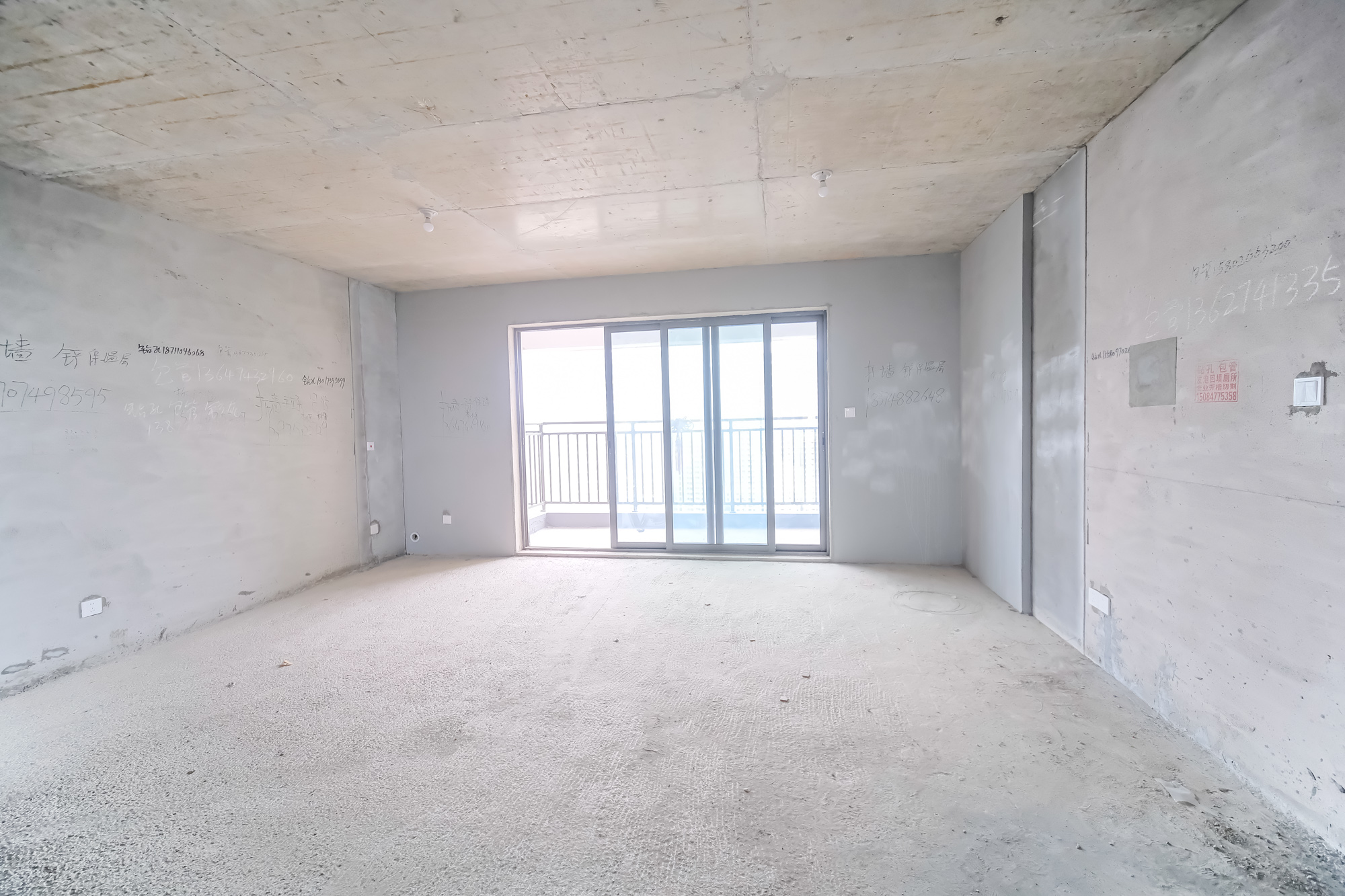 爱情公望府  4室2厅2卫    105.0万 爱情公望府  4室2厅2卫    105.0万客厅